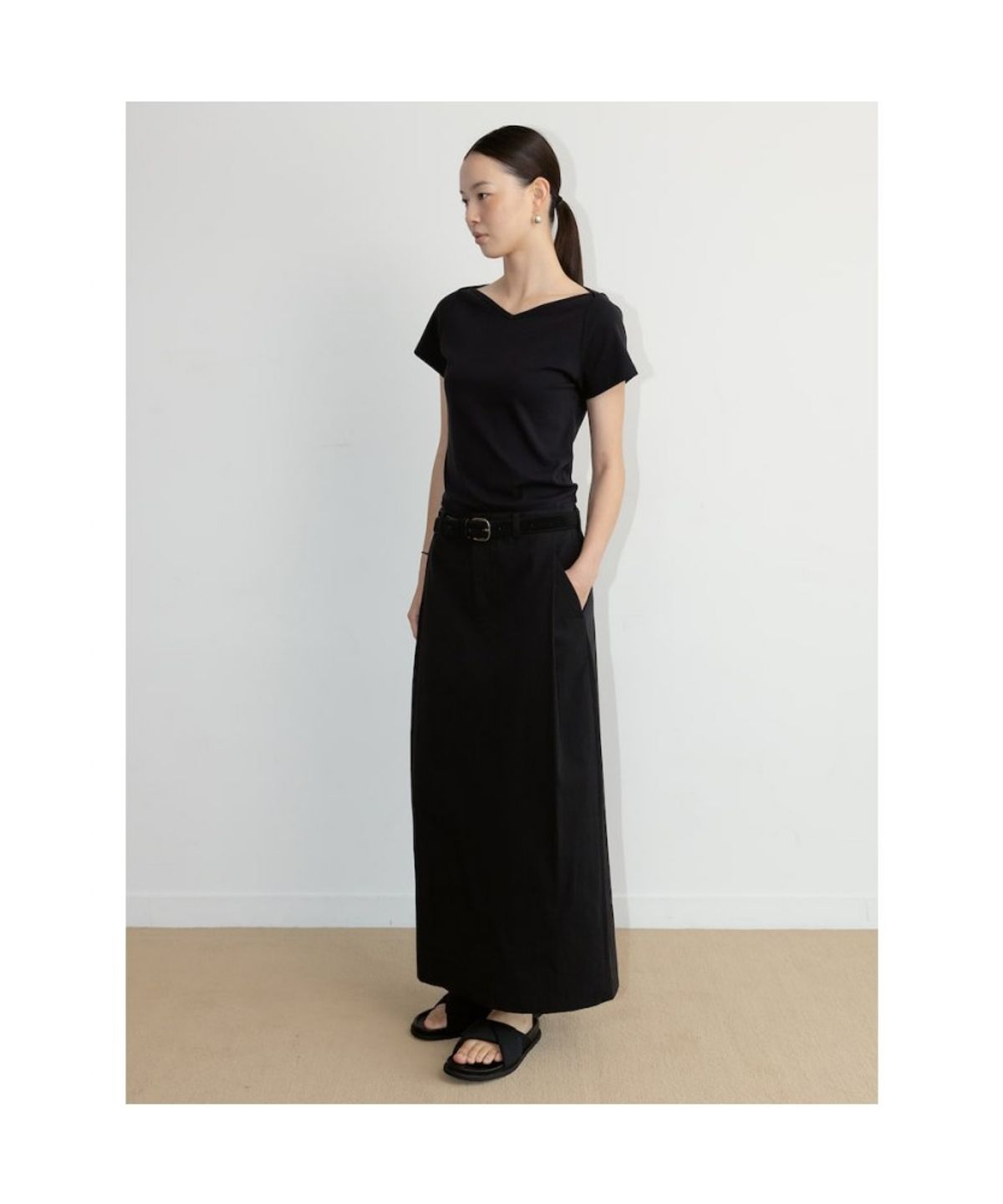 디애퍼처(THE APERTURE) Senago VNeck Top  Black (TA6742A115)