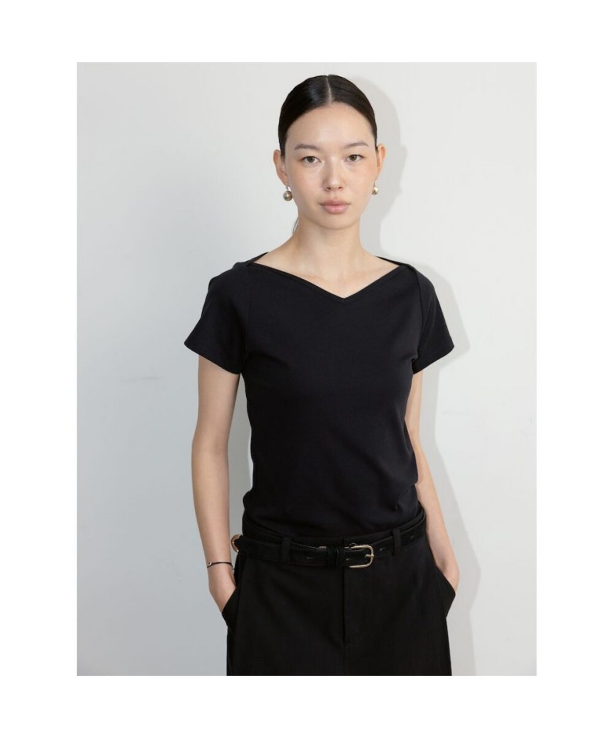 디애퍼처(THE APERTURE) Senago VNeck Top  Black (TA6742A115)