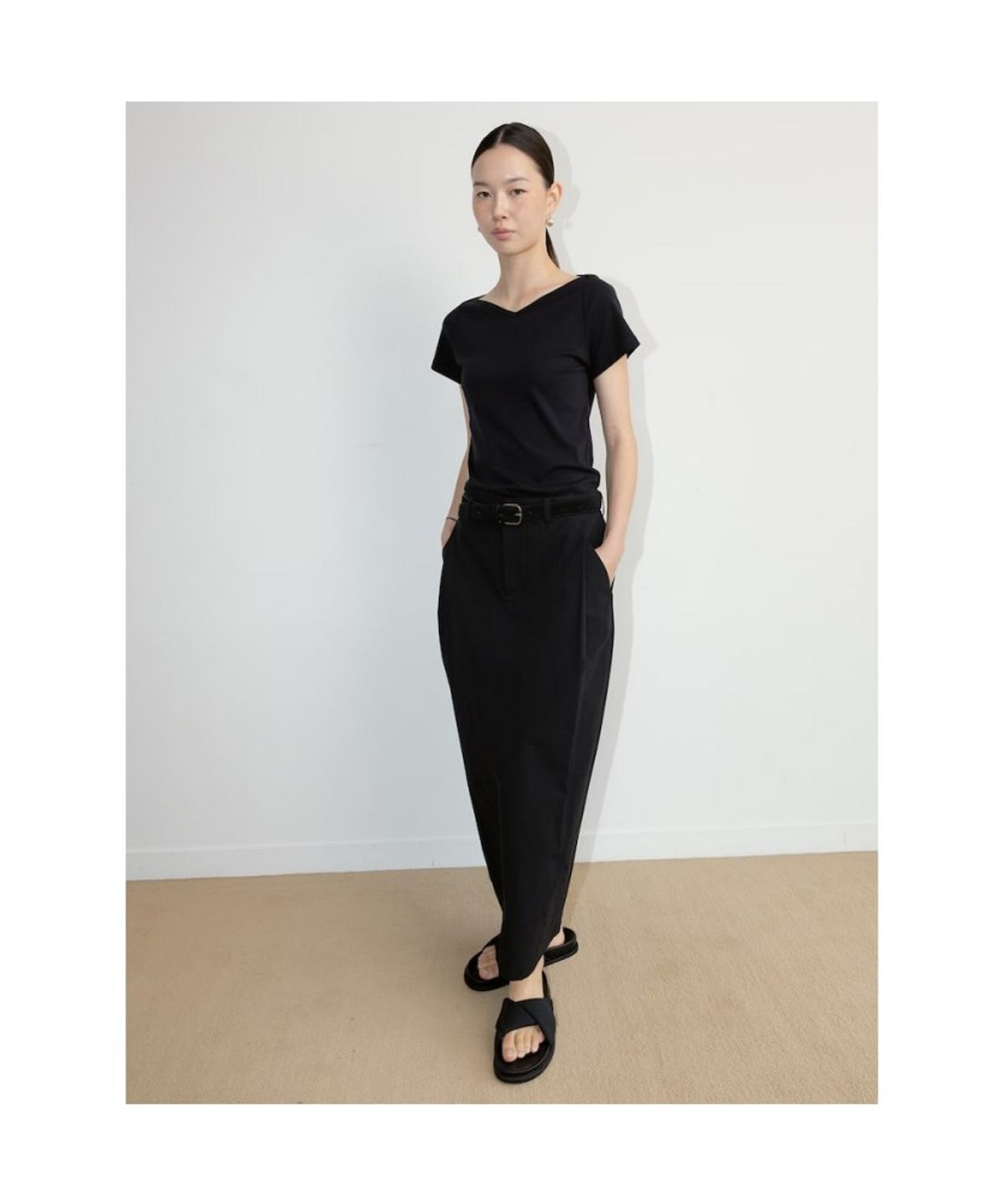 디애퍼처(THE APERTURE) Senago VNeck Top  Black (TA6742A115)