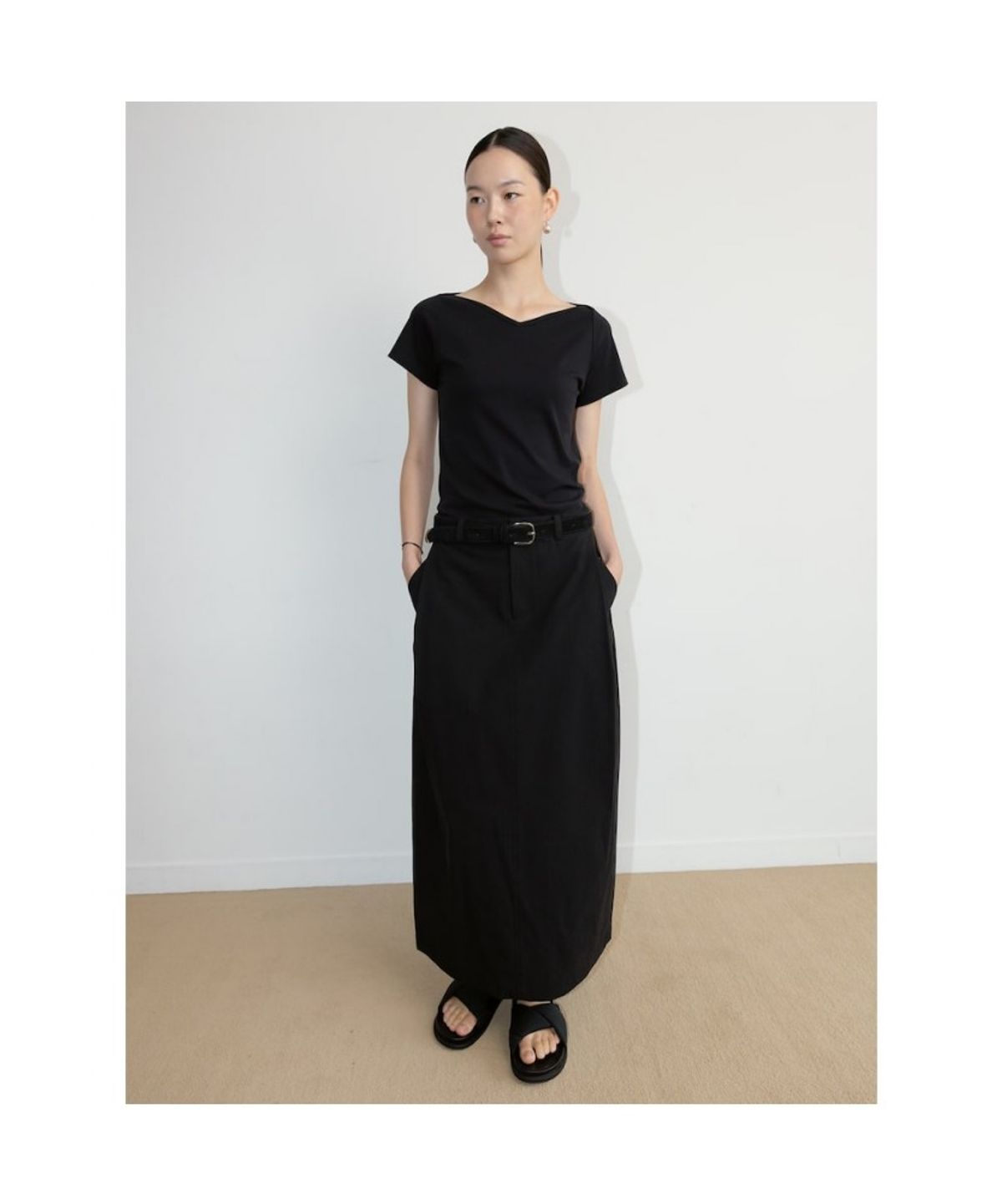 디애퍼처(THE APERTURE) Senago VNeck Top  Black (TA6742A115)
