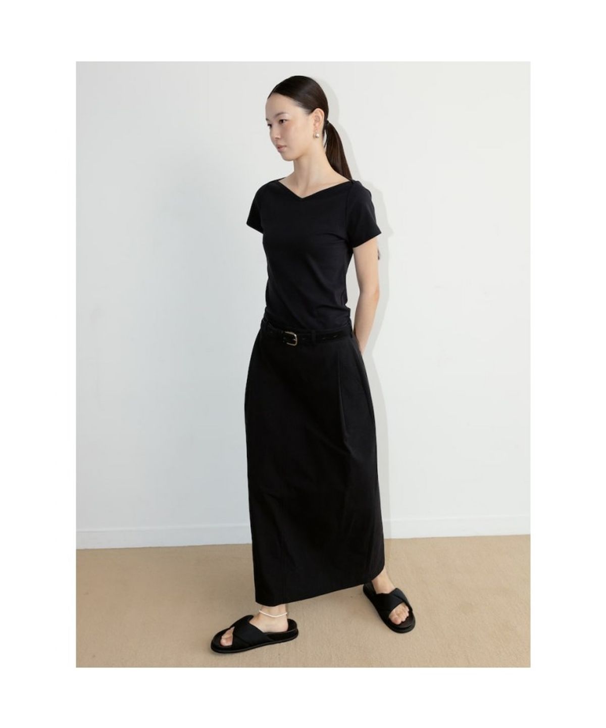 디애퍼처(THE APERTURE) Senago VNeck Top  Black (TA6742A115)