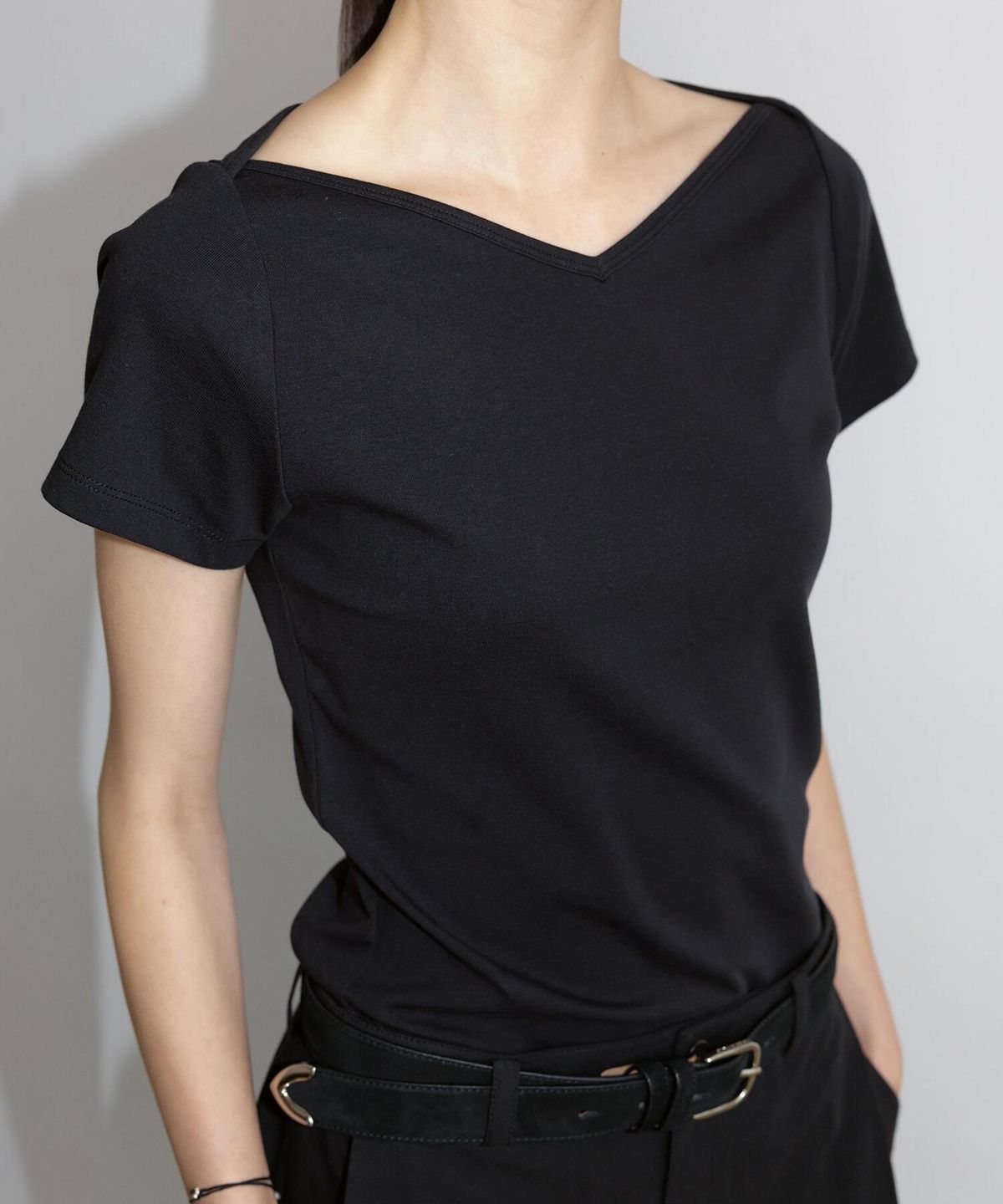 디애퍼처(THE APERTURE) Senago VNeck Top  Black (TA6742A115)