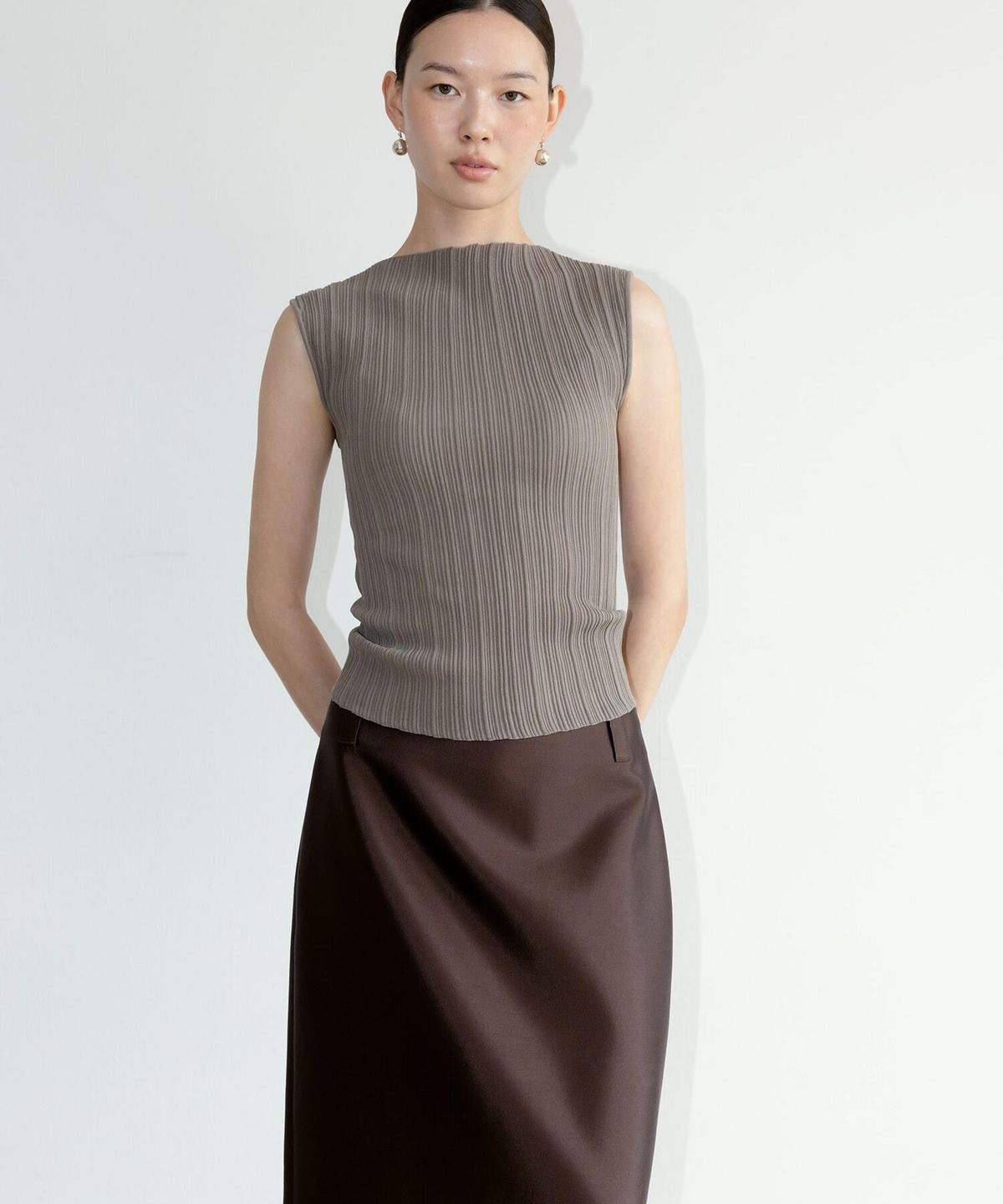 디애퍼처(THE APERTURE) Ohu Pleated Knit Sleeveless  Khaki (TA6751A06H)