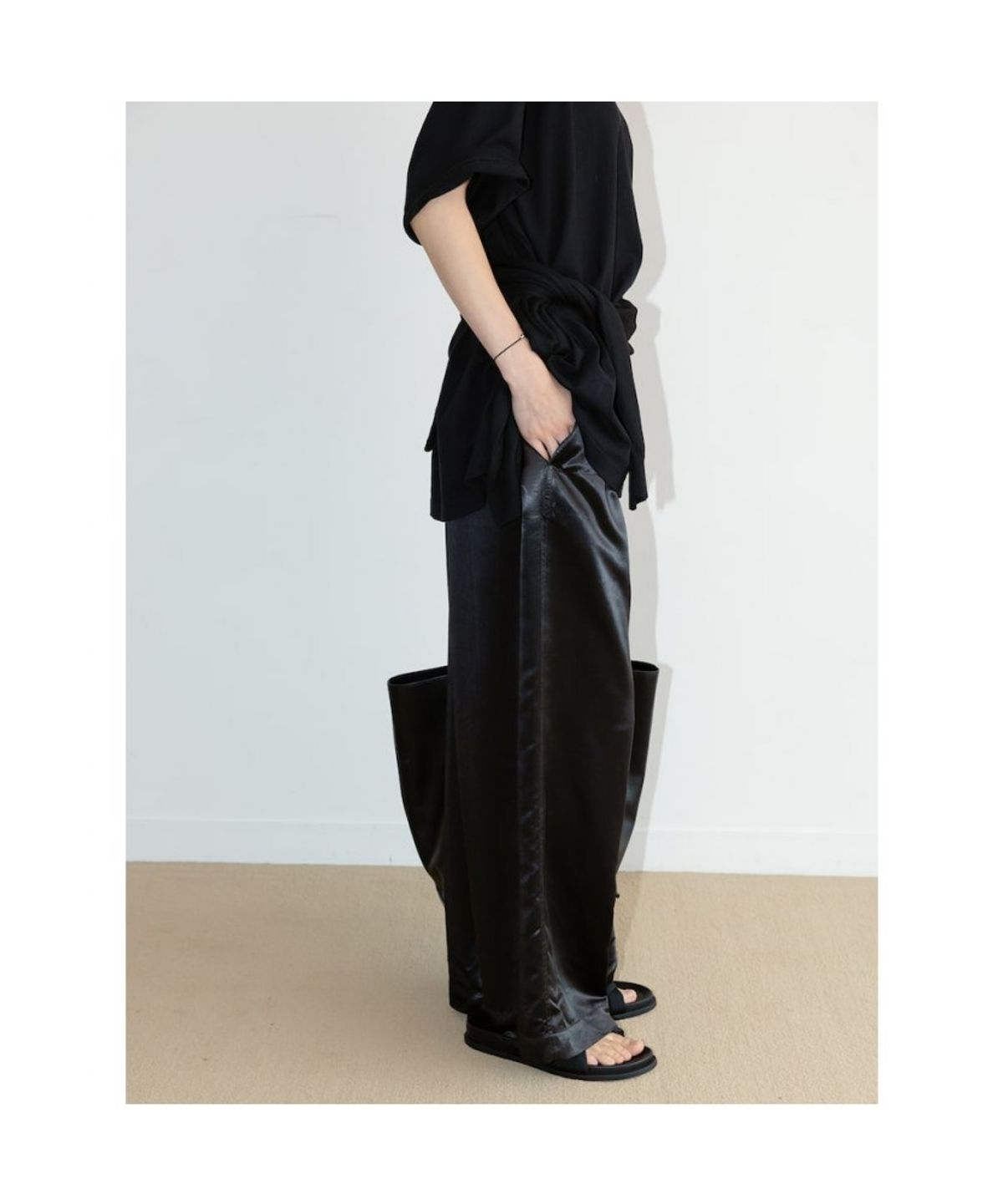 디애퍼처(THE APERTURE) Straight Satin Pants  Black (TA6721A025)