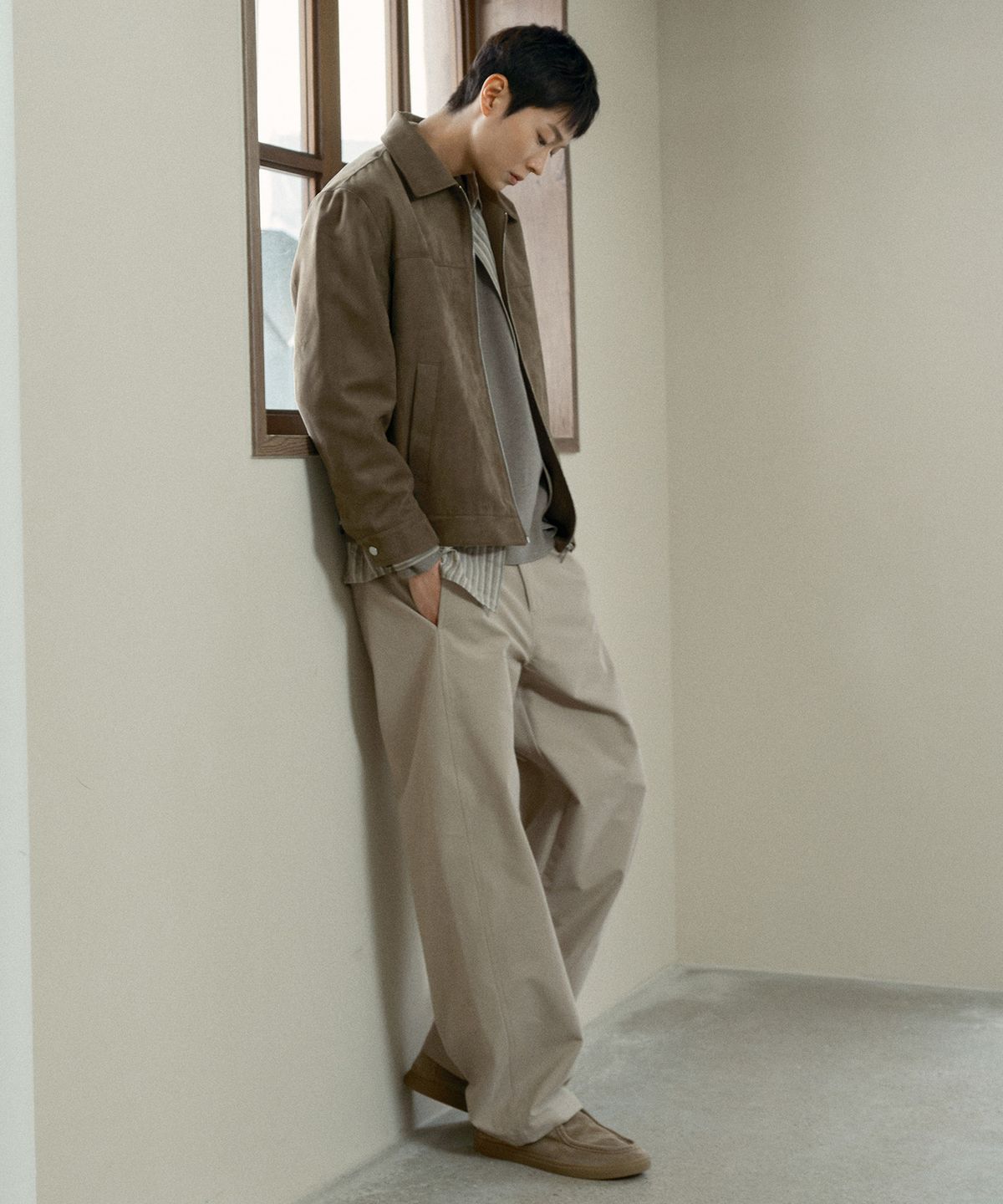 마인드브릿지(MINDBRIDGE) 스웨이드 세미 오버핏 트러커 - 2color
