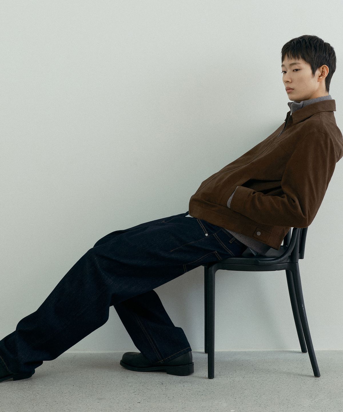 마인드브릿지(MINDBRIDGE) 스웨이드 세미 오버핏 트러커 - 2color