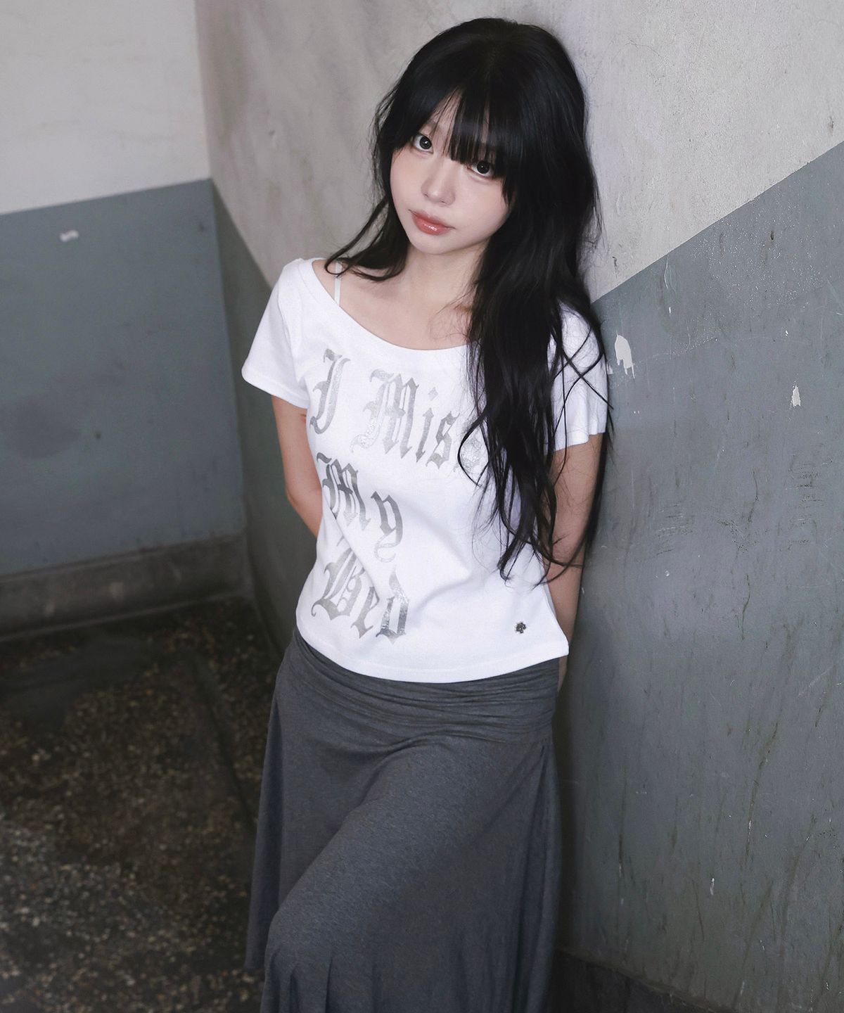 버진키스(VIRGINKISS) Bed one shoulder t-shirt - WHITE