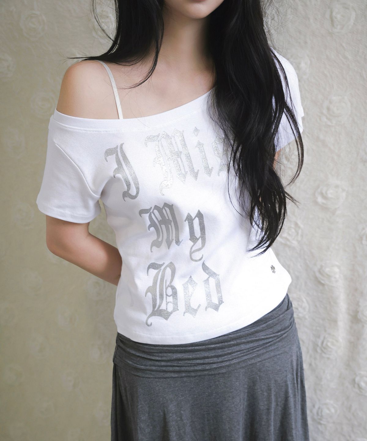 버진키스(VIRGINKISS) Bed one shoulder t-shirt - WHITE