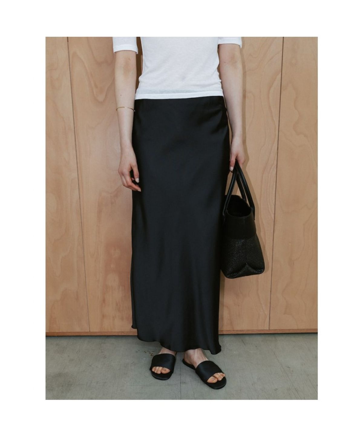 디애퍼처(THE APERTURE) 60S Satin H Line Skirt  Black (TA6727A065)