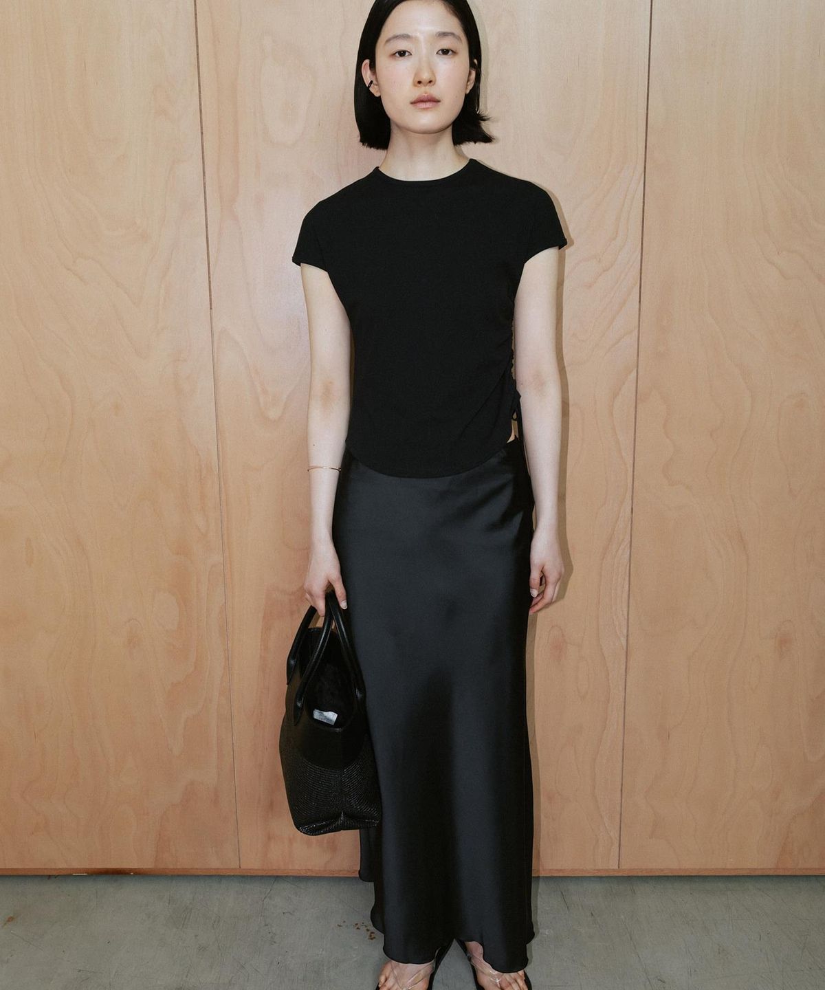 디애퍼처(THE APERTURE) 60S Satin H Line Skirt  Black (TA6727A065)