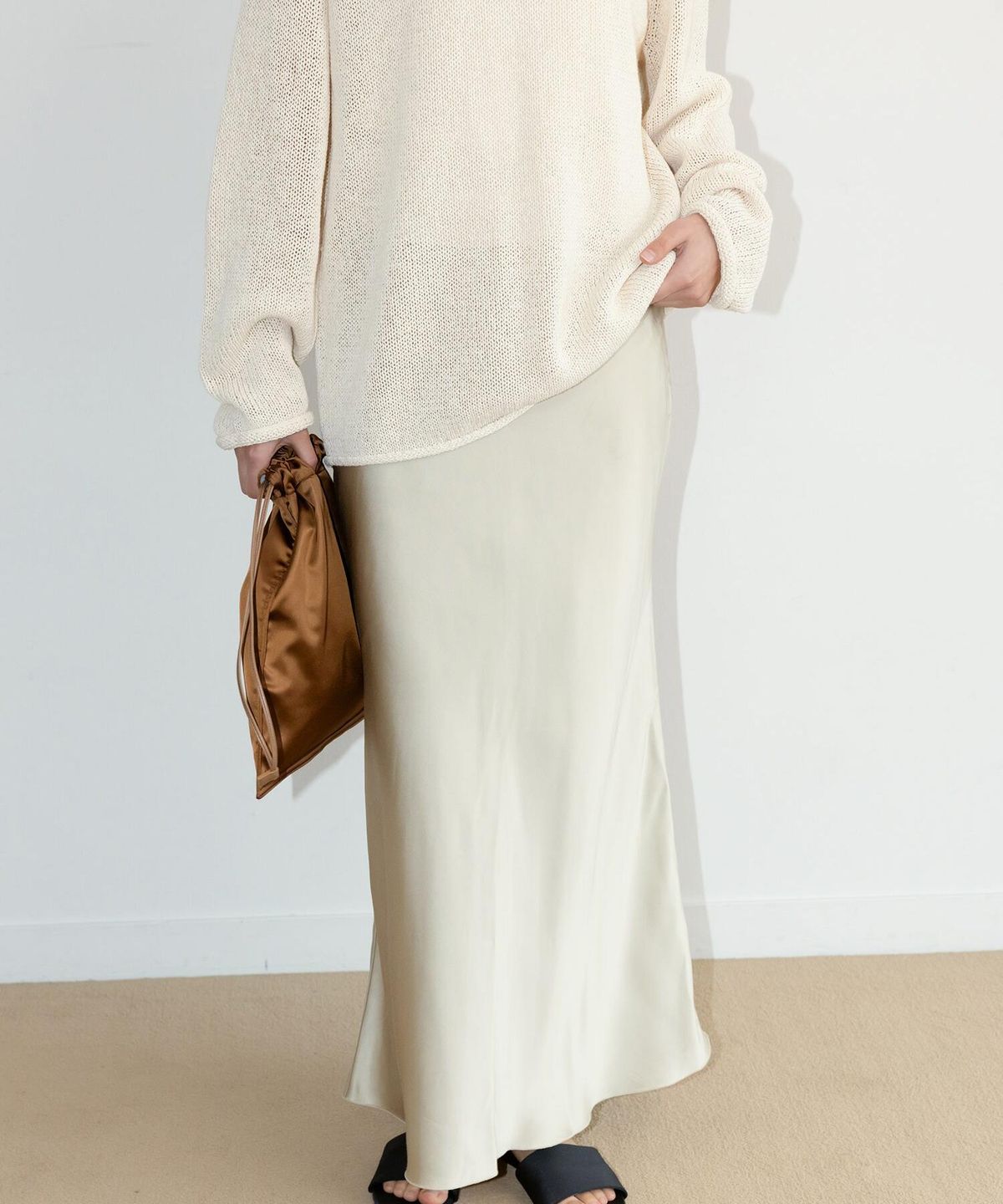 디애퍼처(THE APERTURE) 60S Satin H Line Skirt  Beige (TA6727A06A)