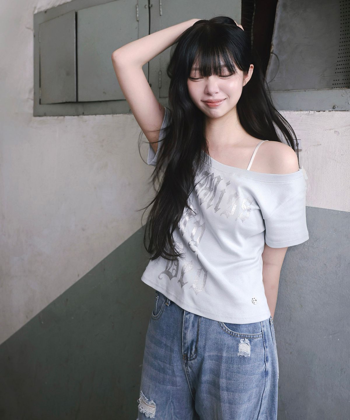 버진키스(VIRGINKISS) Bed one shoulder t-shirt - SKY BLUE