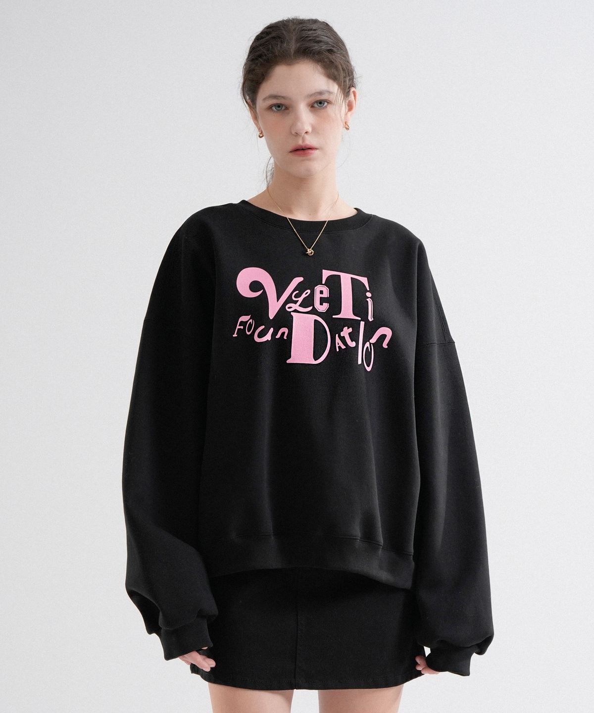 블레티(VLETI) Tentadumble Oversized Logo Fluff Sweatshirt (Black)