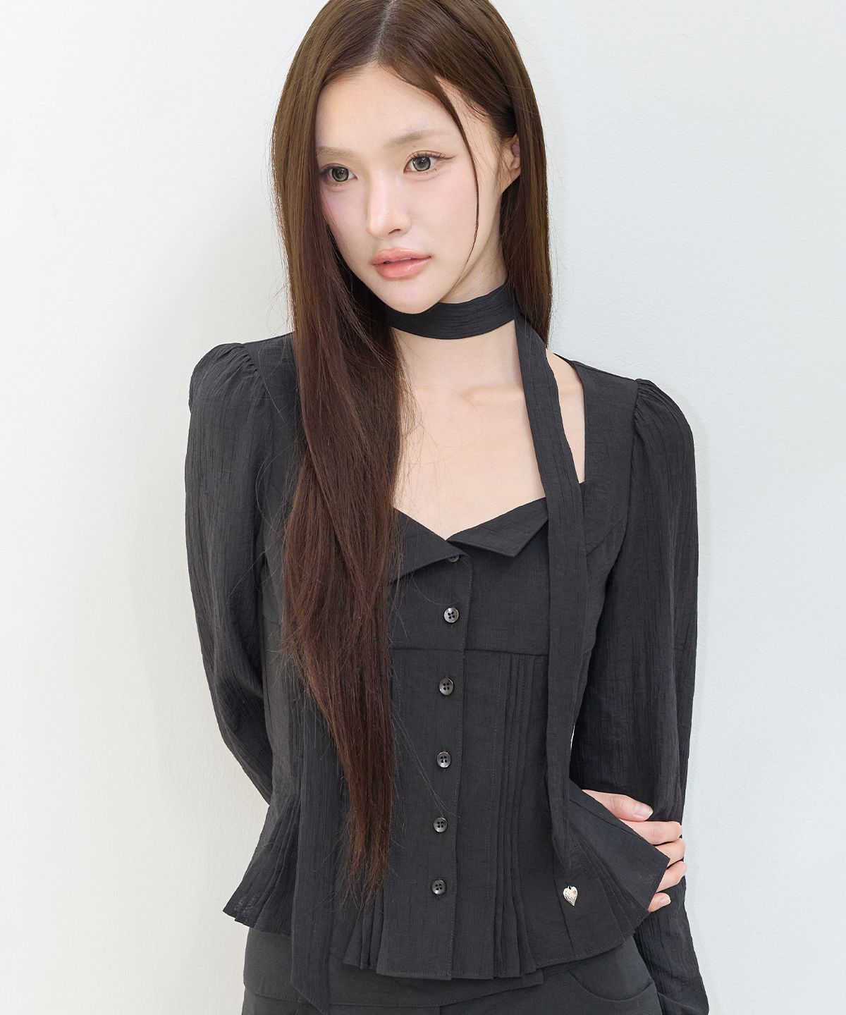 일리고(ILLIGO) 핀턱 플레어 블라우스 블랙