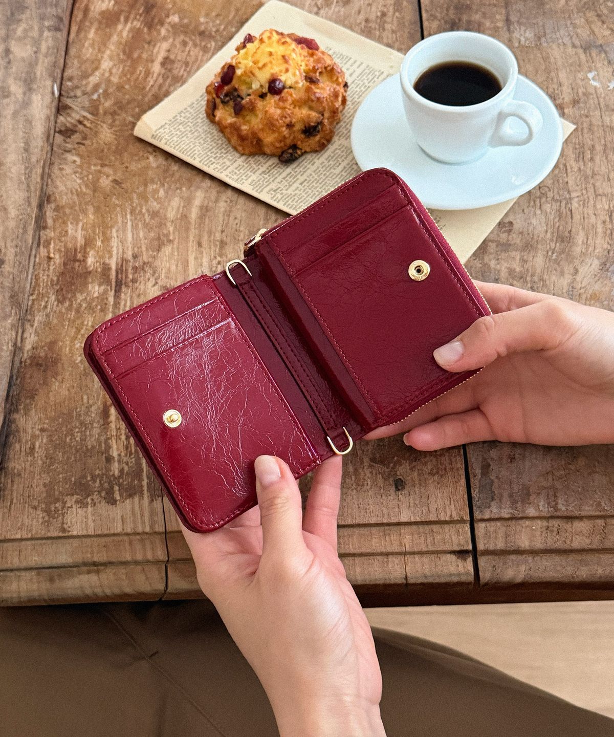 꼬떼드무아(COTEDEMOI) Page Zip Chain Wallet - Crimson Red