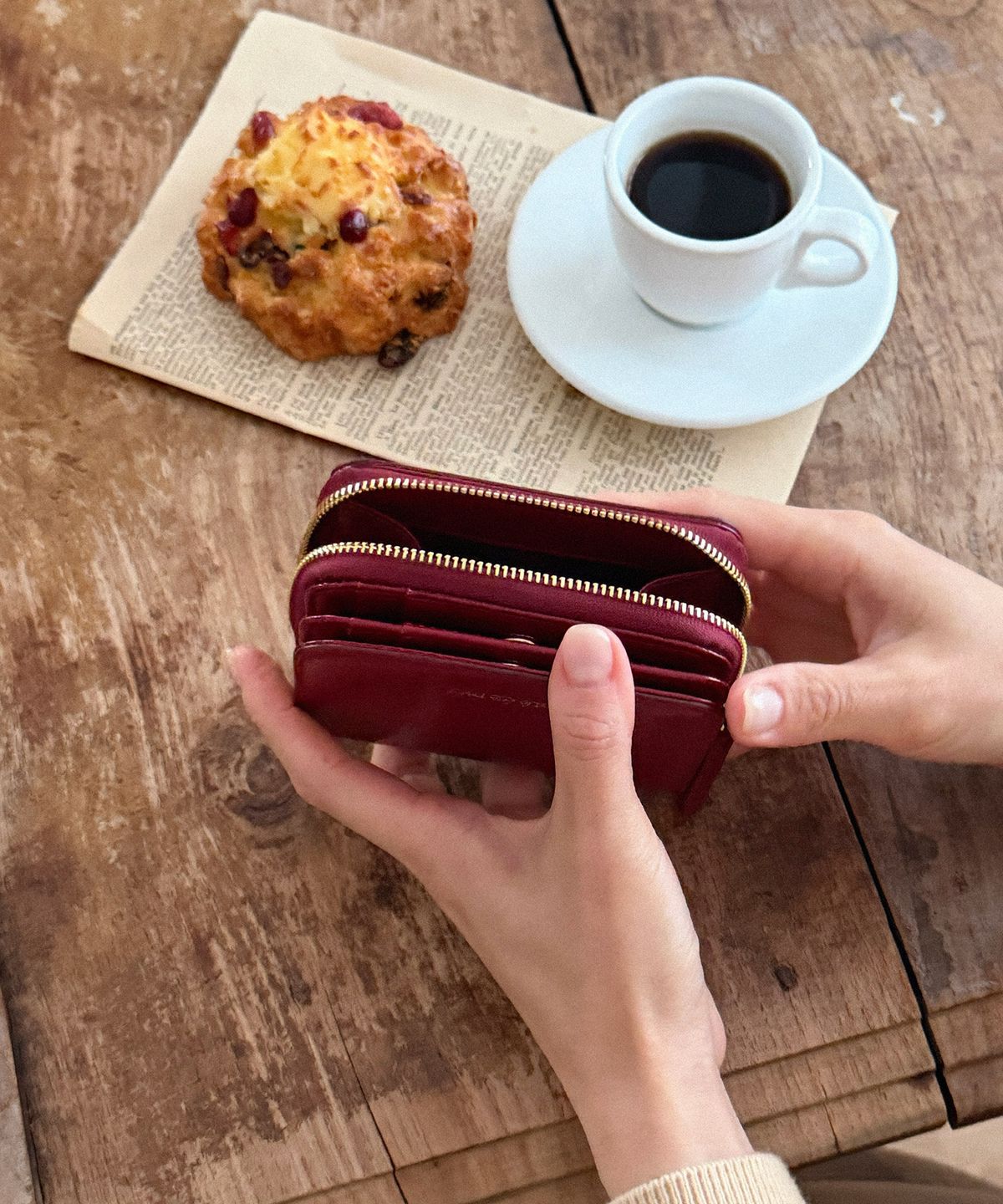 꼬떼드무아(COTEDEMOI) Page Zip Chain Wallet - Crimson Red