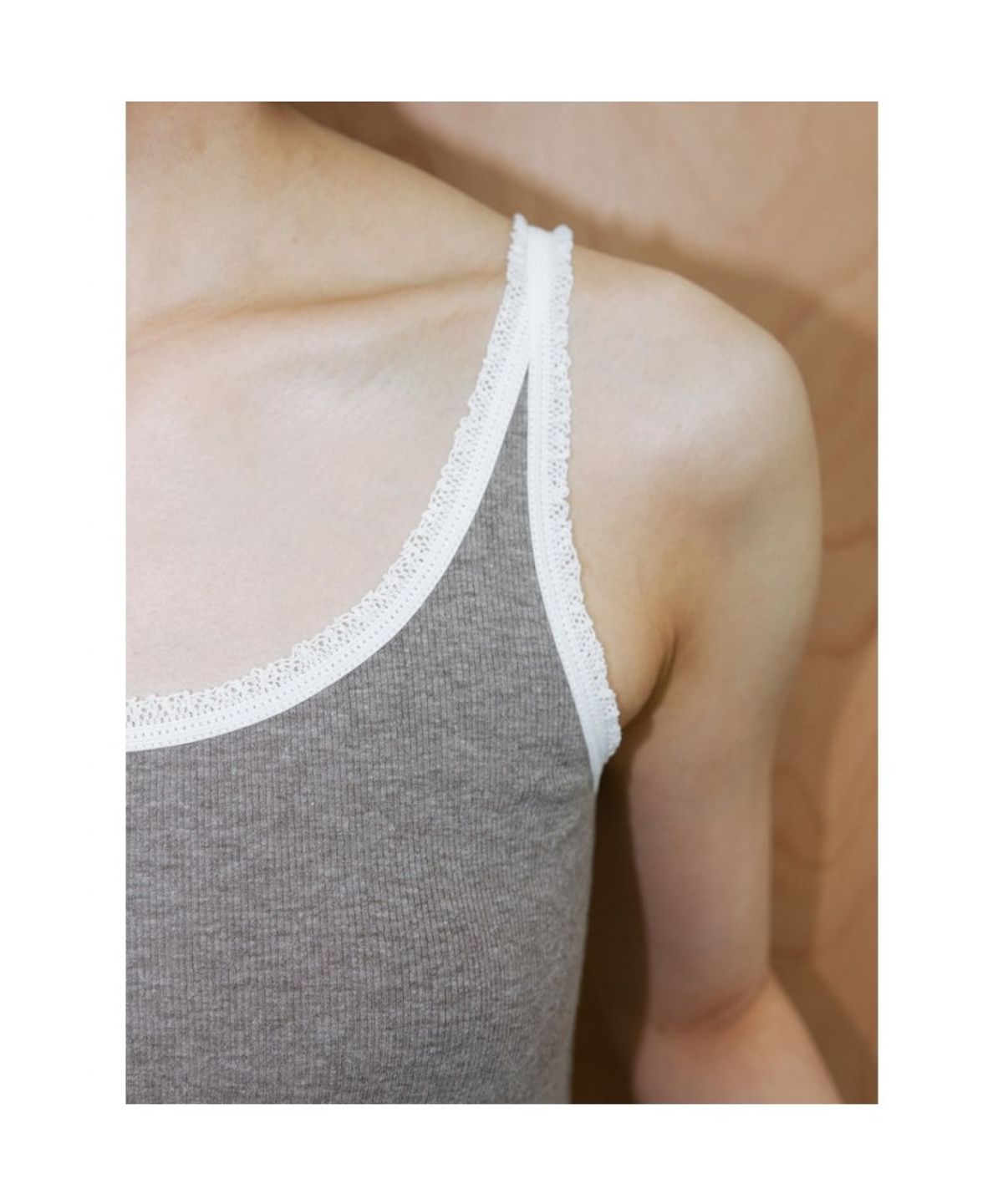 디애퍼처(THE APERTURE) Sleeveless Lace Top  Brown (TA6742A05D)