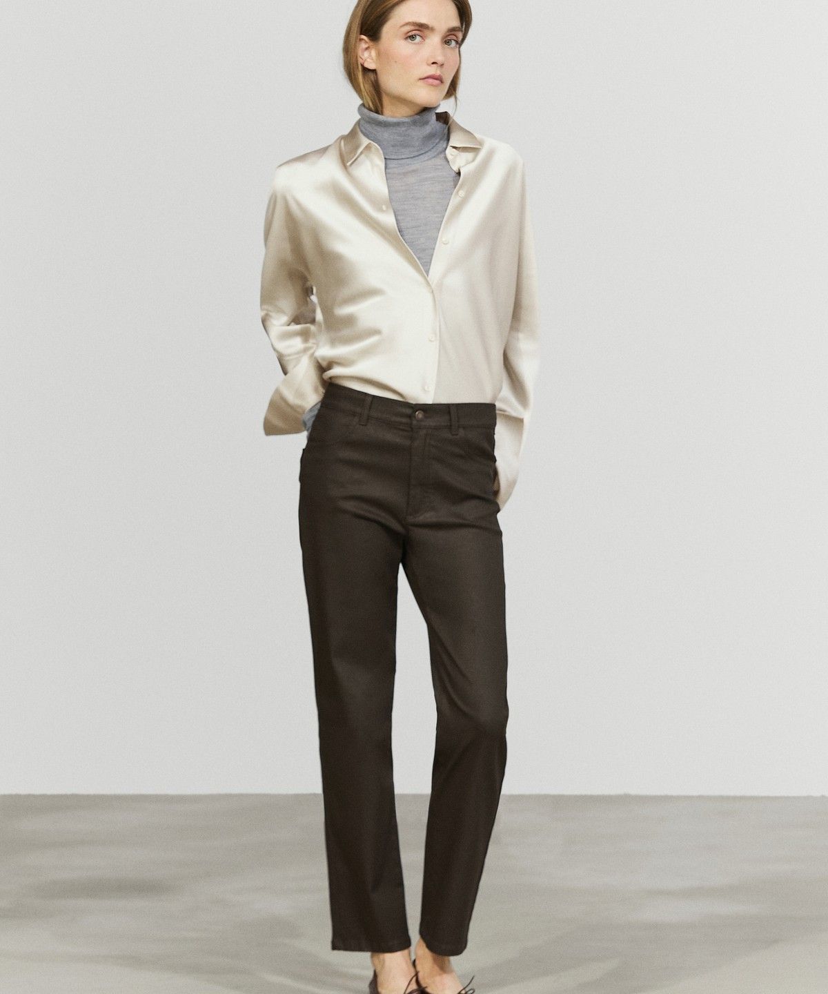 마시모두띠(MASSIMO DUTTI) 왁스 코팅 스트레이트 핏 팬츠
