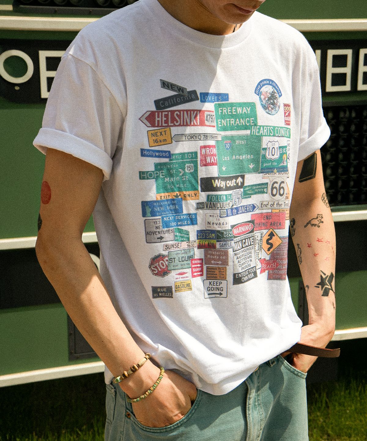 더트(DURT) SIGNPOST HALF SLEEVE TEE (WHITE)