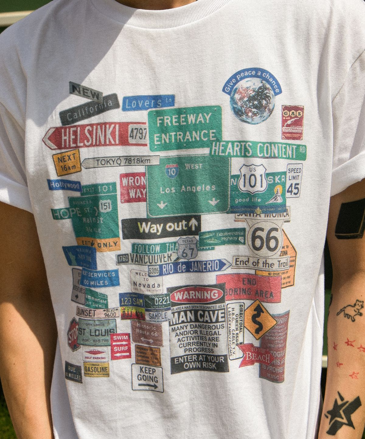 더트(DURT) SIGNPOST HALF SLEEVE TEE (WHITE)