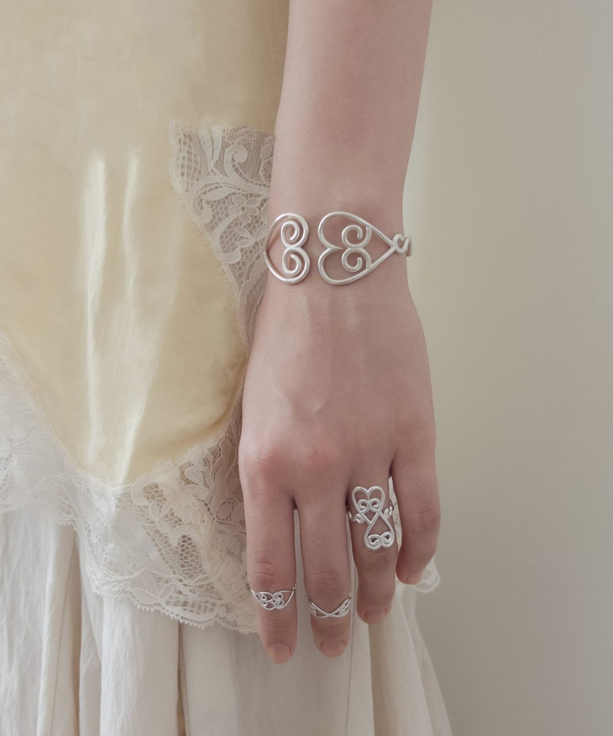 페어오브러브(PAIR OF LOVE) Balcony Heart Rolling Bangle Bracelet