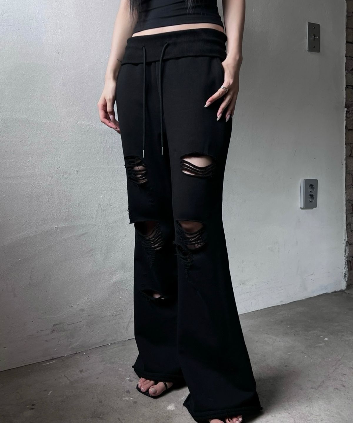 이네기(INEGI) Damaged Cutting Bootcut Sweat Pants (black)
