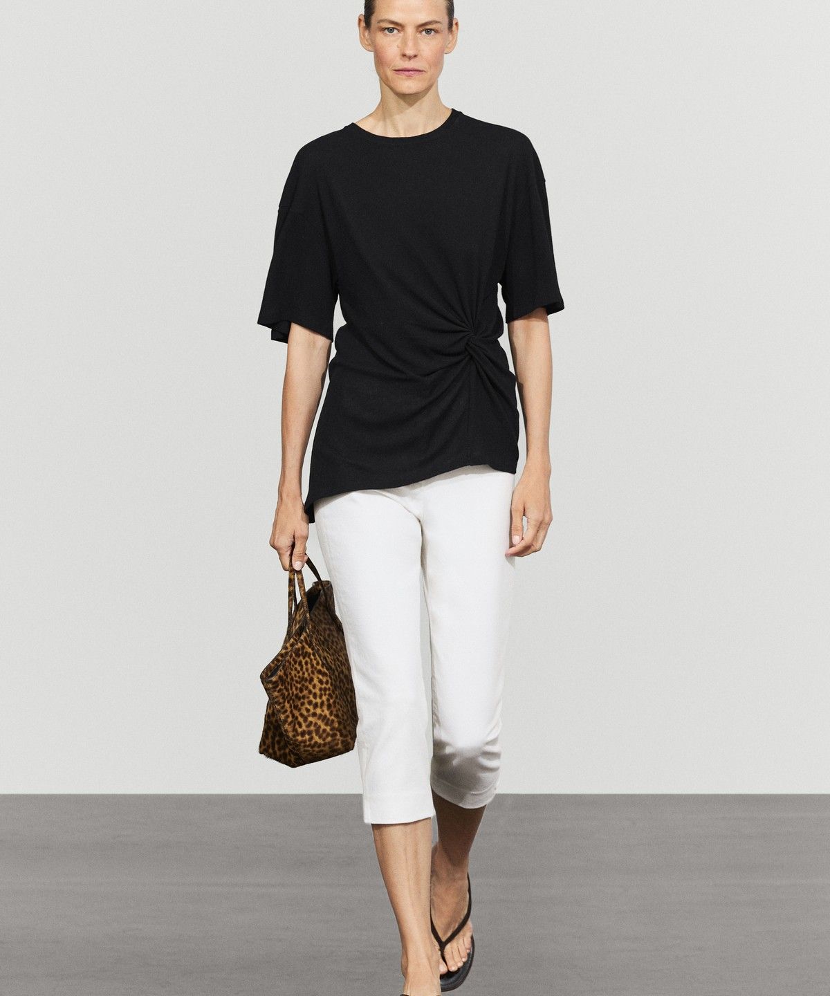 마시모두띠(MASSIMO DUTTI) 언밸런스 매듭 디테일 티셔츠