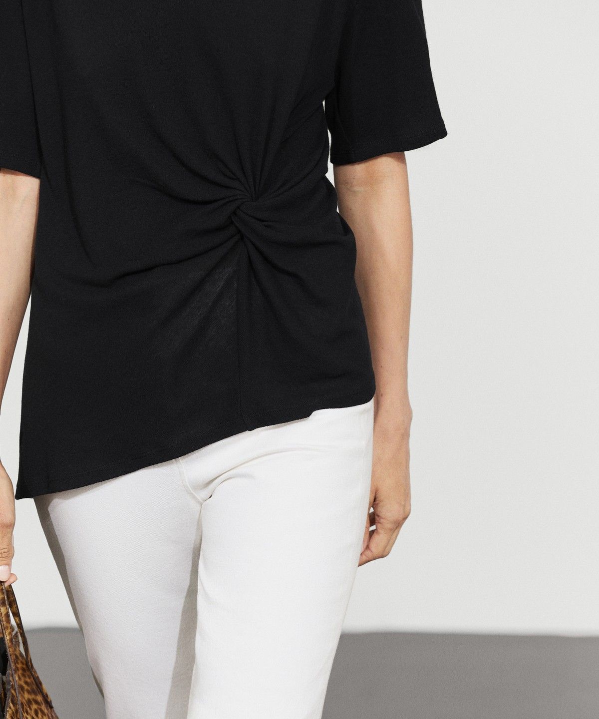 마시모두띠(MASSIMO DUTTI) 언밸런스 매듭 디테일 티셔츠