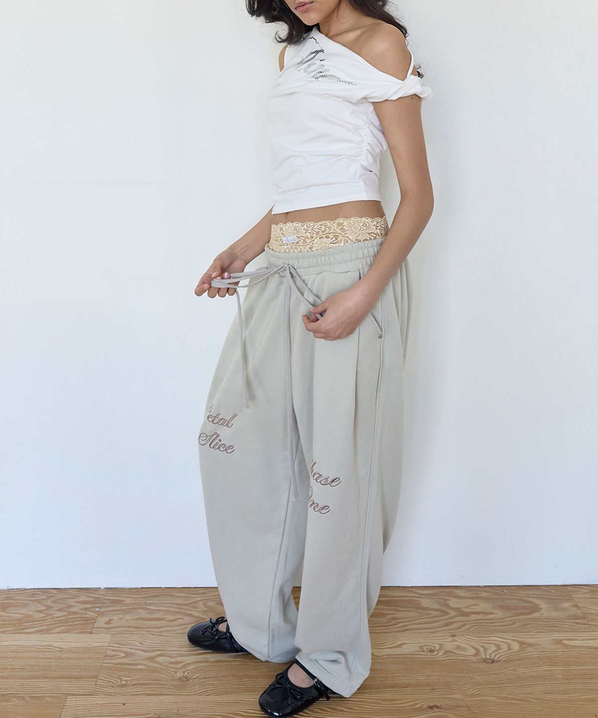 페이네틱(PAINETIC) PNT Embroidered Sweatpants (MINT BEIGE)