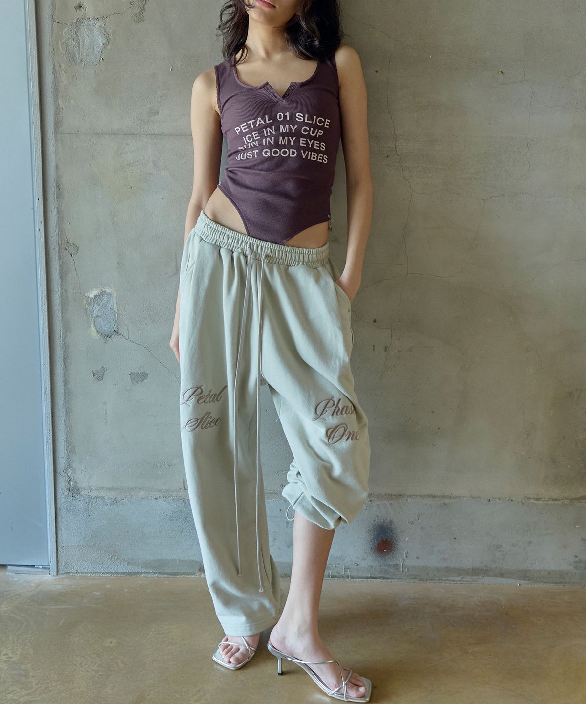 페이네틱(PAINETIC) Printed Line Sleeveless (BROWN)