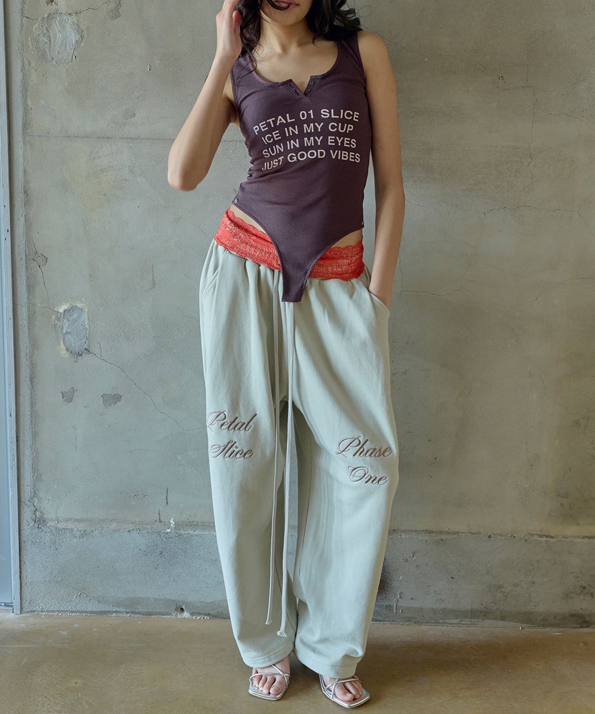 페이네틱(PAINETIC) Printed Line Sleeveless (BROWN)