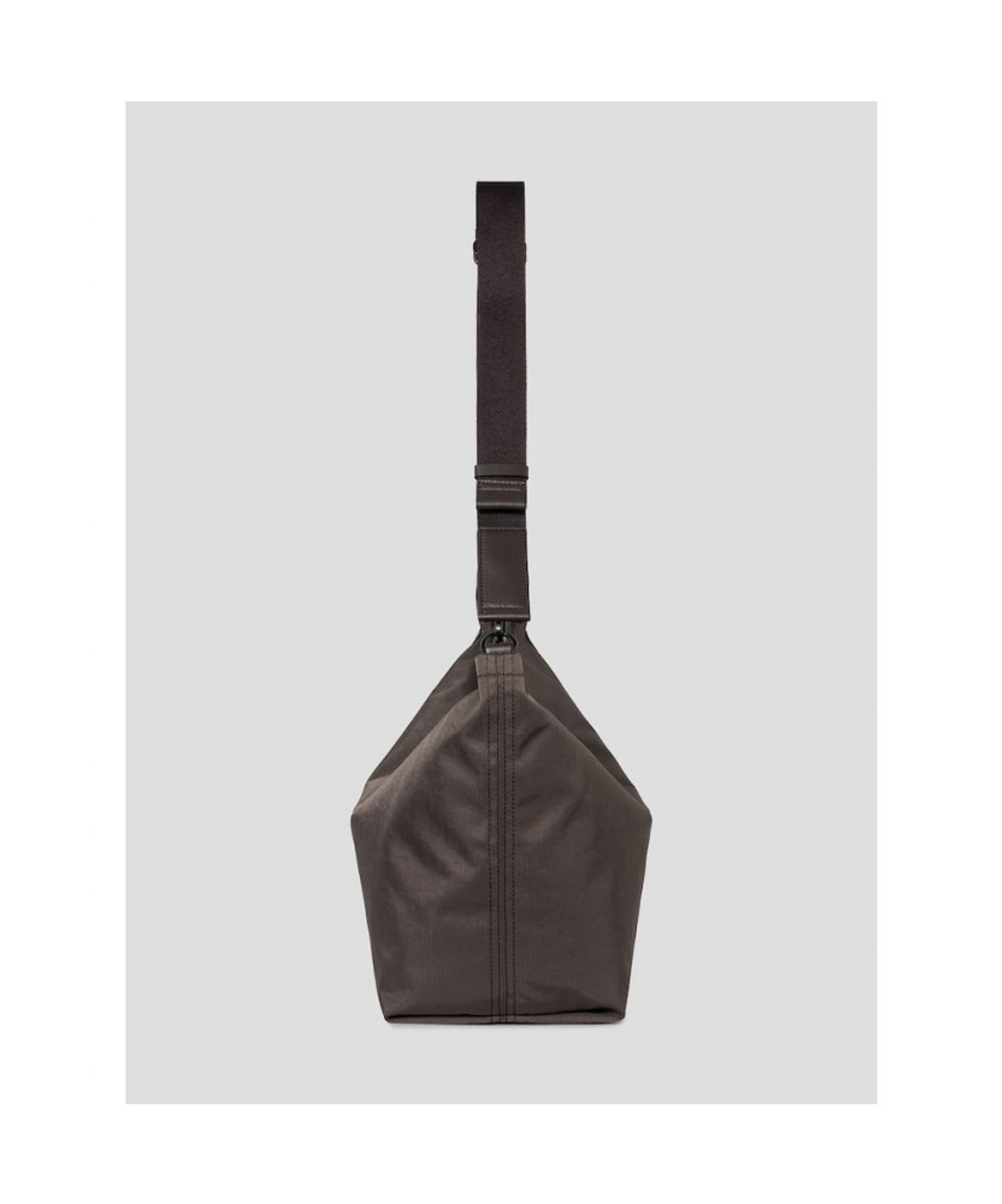 빈폴 액세서리(BEANPOLE ACCESSORY) LESS BAG_2 라지 나일론 크로스백  브라운