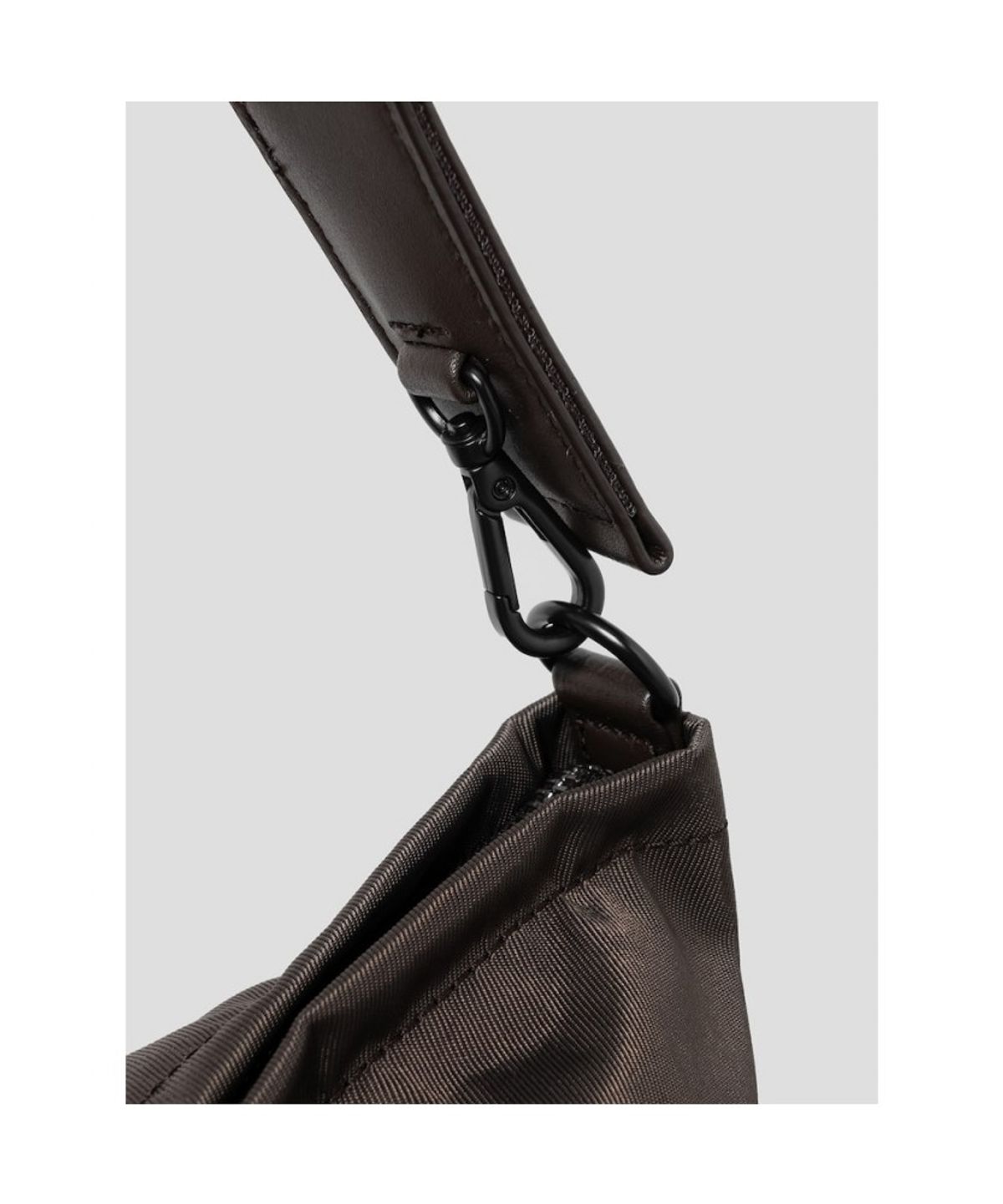 빈폴 액세서리(BEANPOLE ACCESSORY) LESS BAG_2 라지 나일론 크로스백  브라운