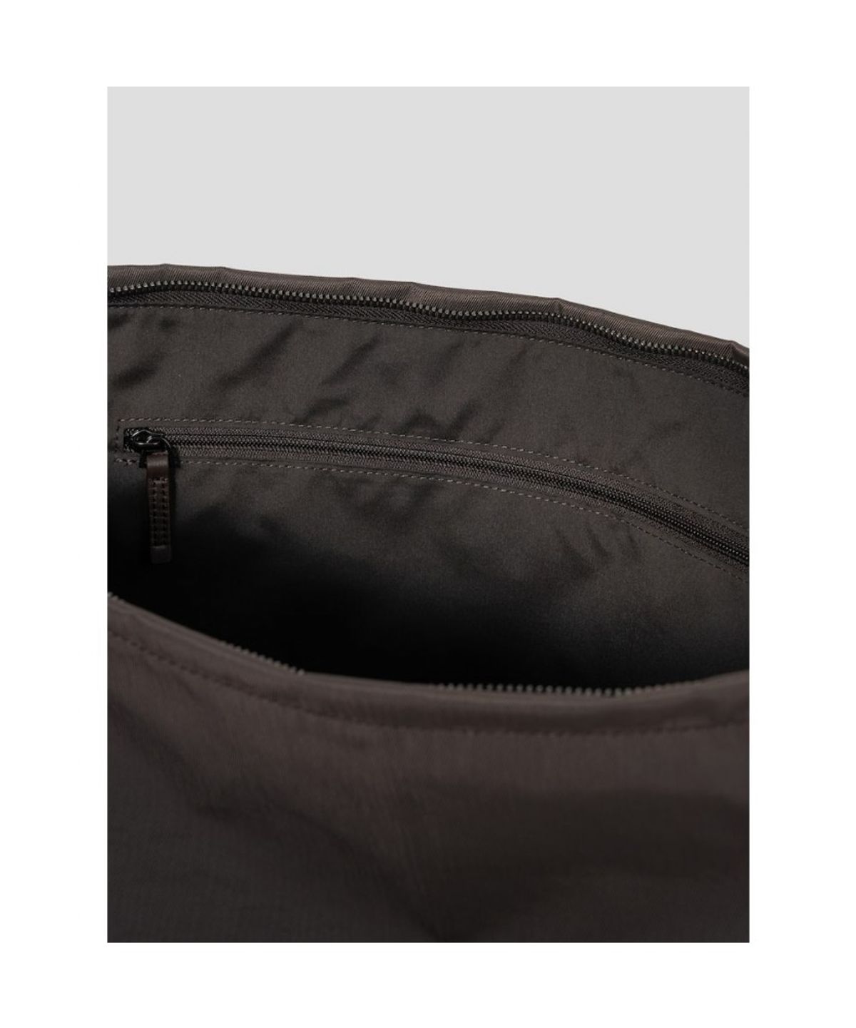 빈폴 액세서리(BEANPOLE ACCESSORY) LESS BAG_2 라지 나일론 크로스백  브라운