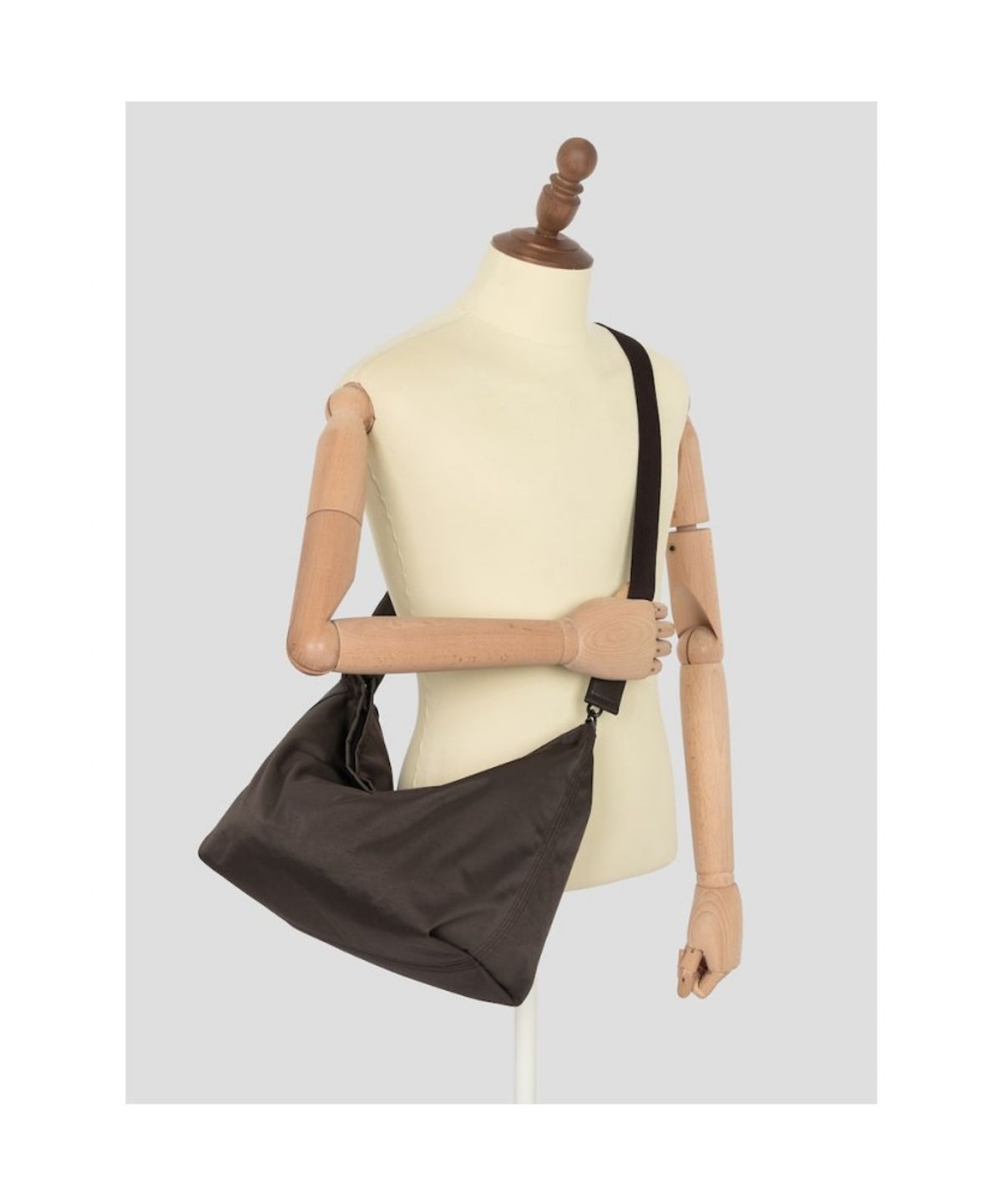 빈폴 액세서리(BEANPOLE ACCESSORY) LESS BAG_2 라지 나일론 크로스백  브라운
