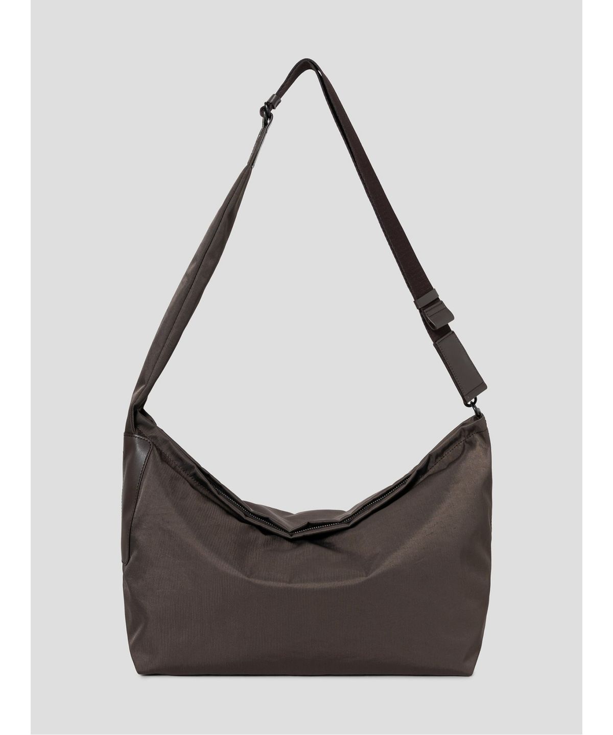 빈폴 액세서리(BEANPOLE ACCESSORY) LESS BAG_2 라지 나일론 크로스백  브라운