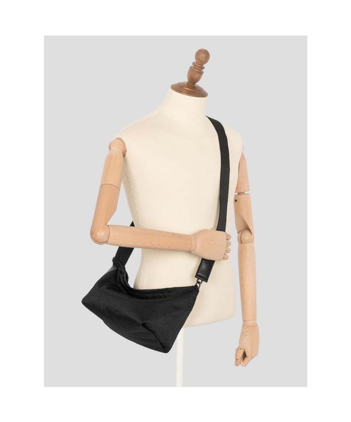 빈폴 액세서리(BEANPOLE ACCESSORY) LESS BAG_2 스몰 나일론 크로스백  블랙