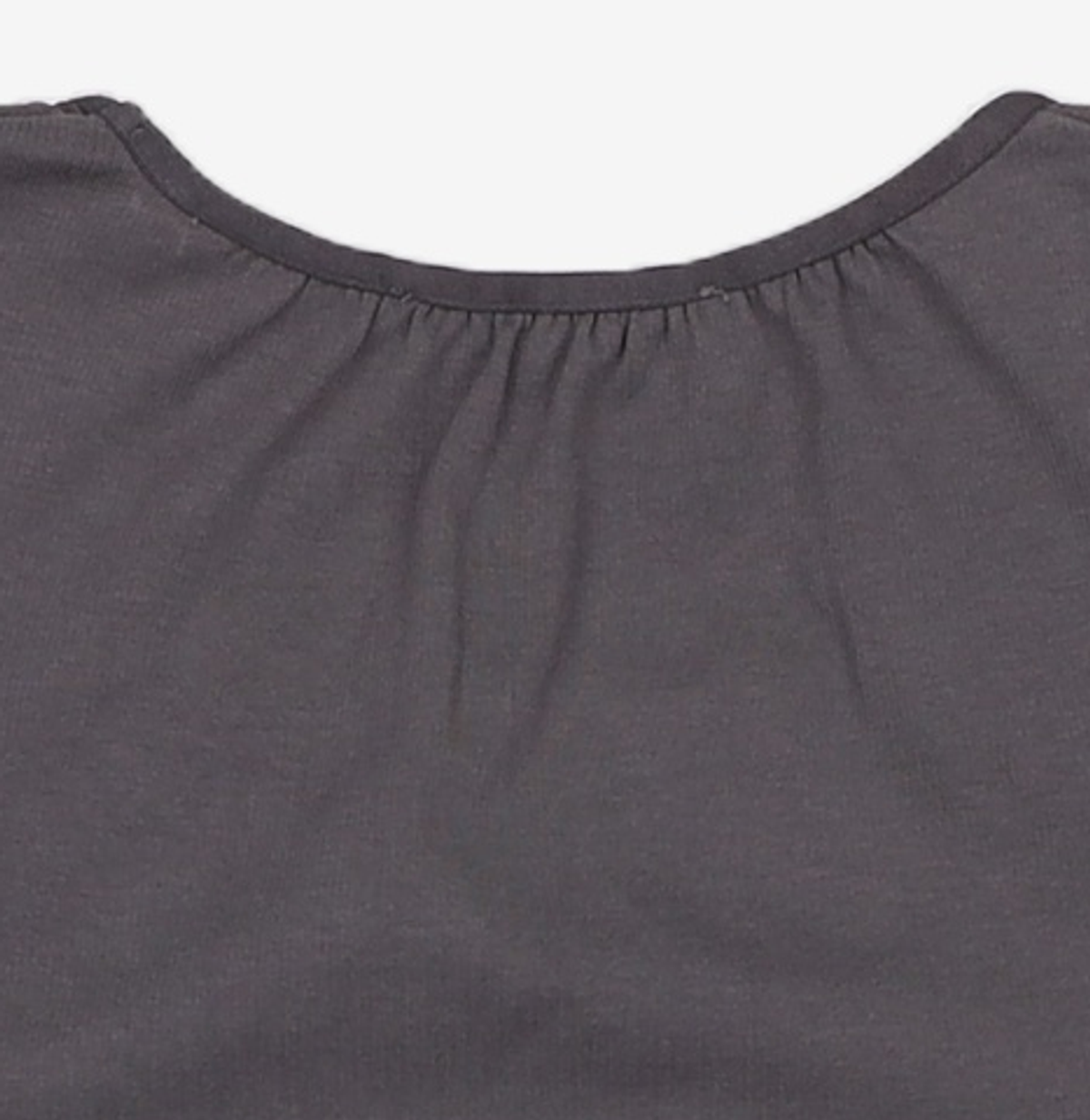 아모멘토(AMOMENTO) NECK SHIRRING SHORT SLEEVE TOP_CHARCOAL FREE