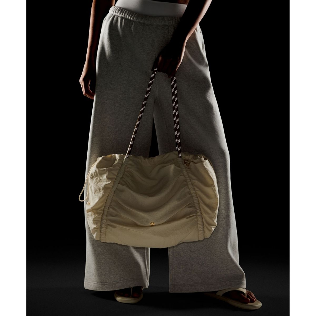 룰루레몬(LULULEMON) 루시드 토트백 24L  LTIV WKKI GOLD