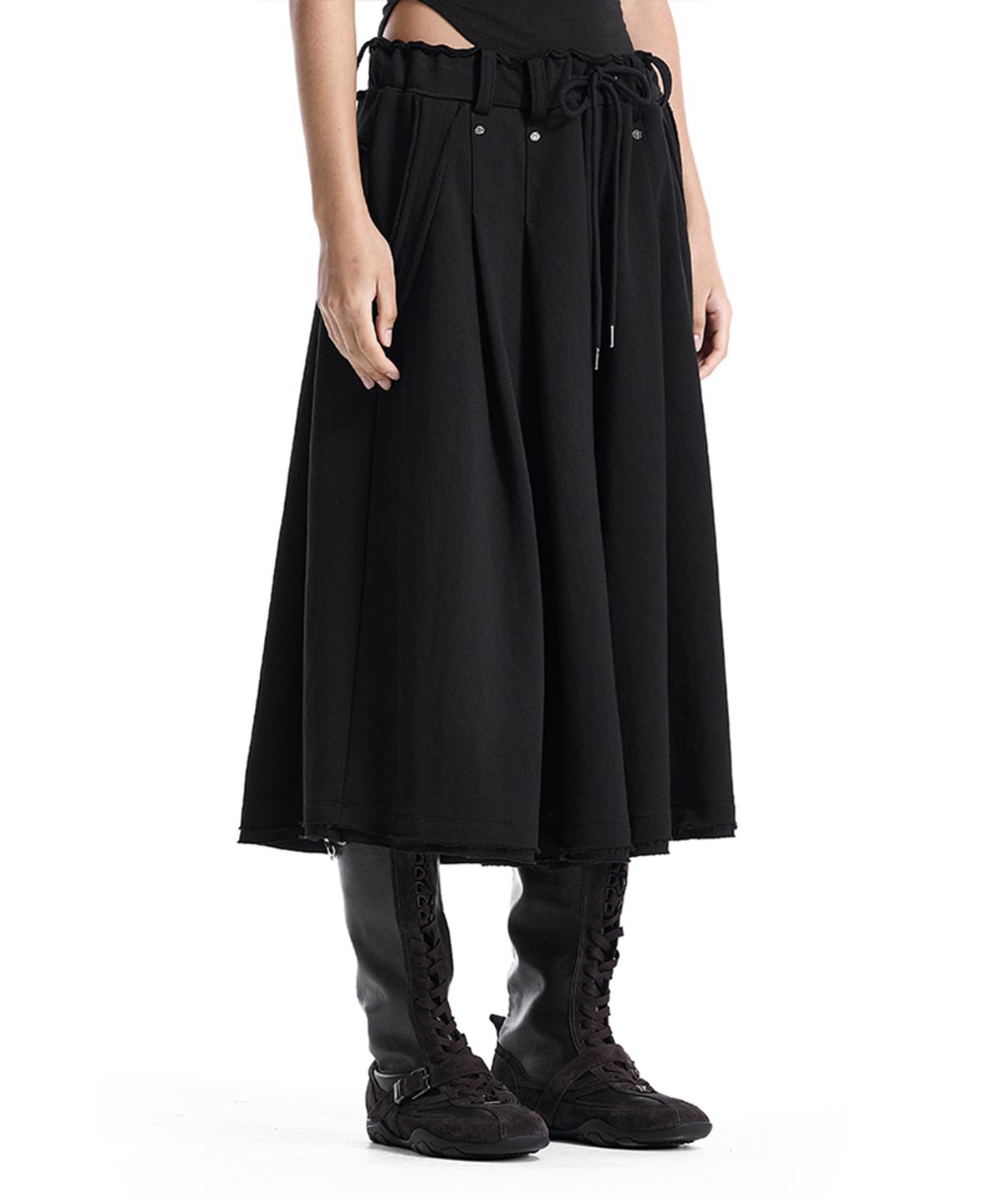 트리밍버드(TREEMINGBIRD) Raw-Edge Pleated Set-Up Bermuda Pants [ Black ]