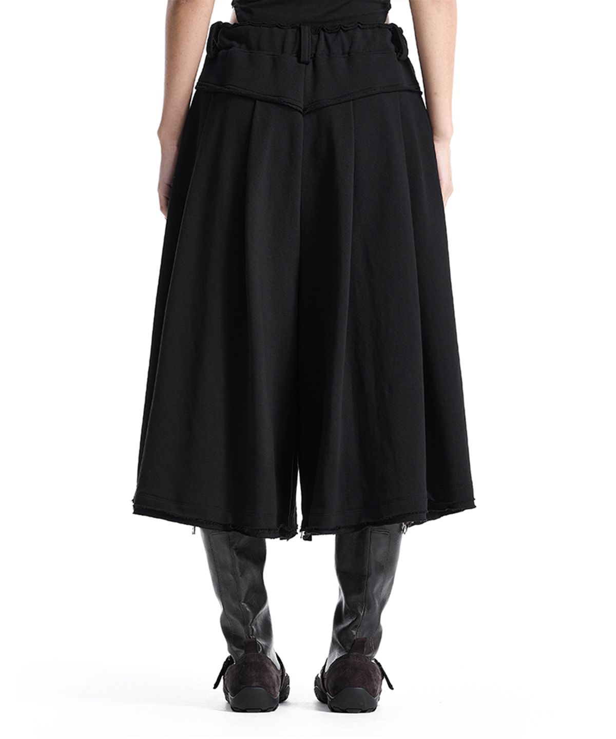 트리밍버드(TREEMINGBIRD) Raw-Edge Pleated Set-Up Bermuda Pants [ Black ]
