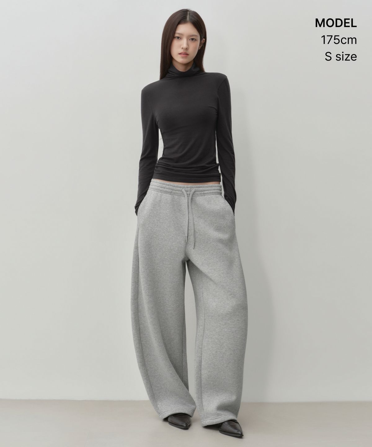 무신사 스탠다드 우먼(MUSINSA STANDARD WOMAN) 우먼즈 기모 커브드 스웨트 팬츠 [미디엄 그레이]