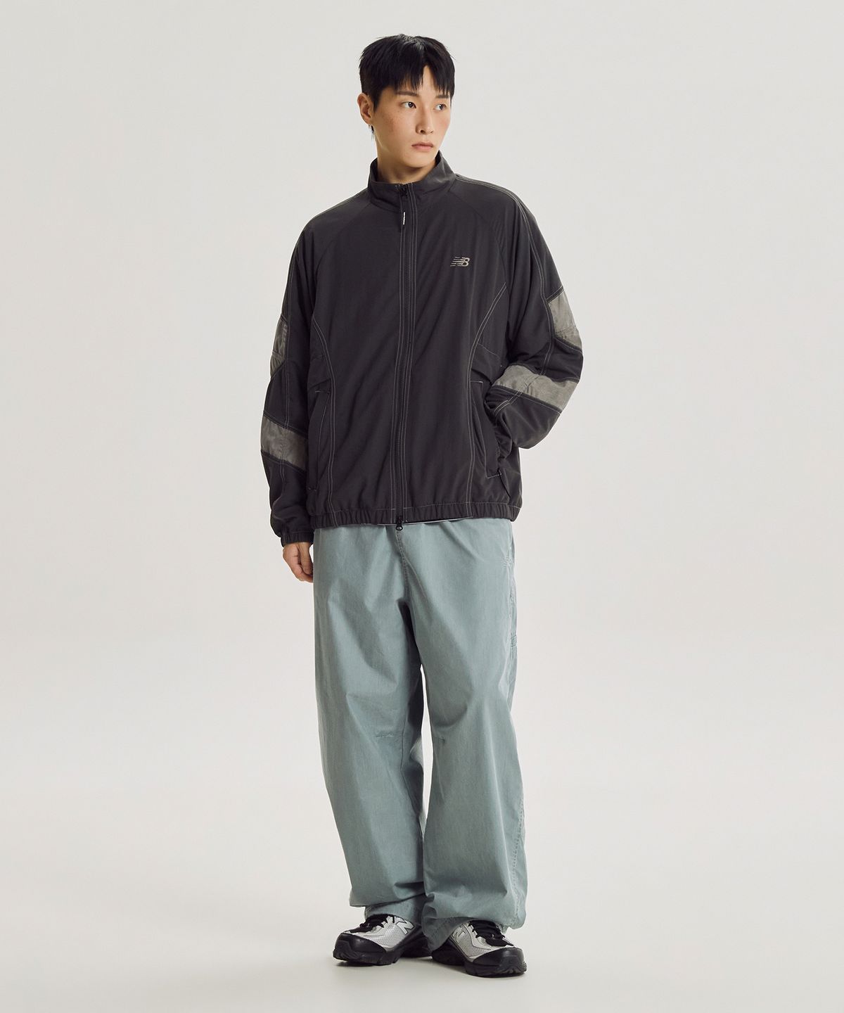 뉴발란스(NEW BALANCE) NBNAG31833 / UNI ESCAPE 스탠넥 웜업자켓 (CHARCOAL)