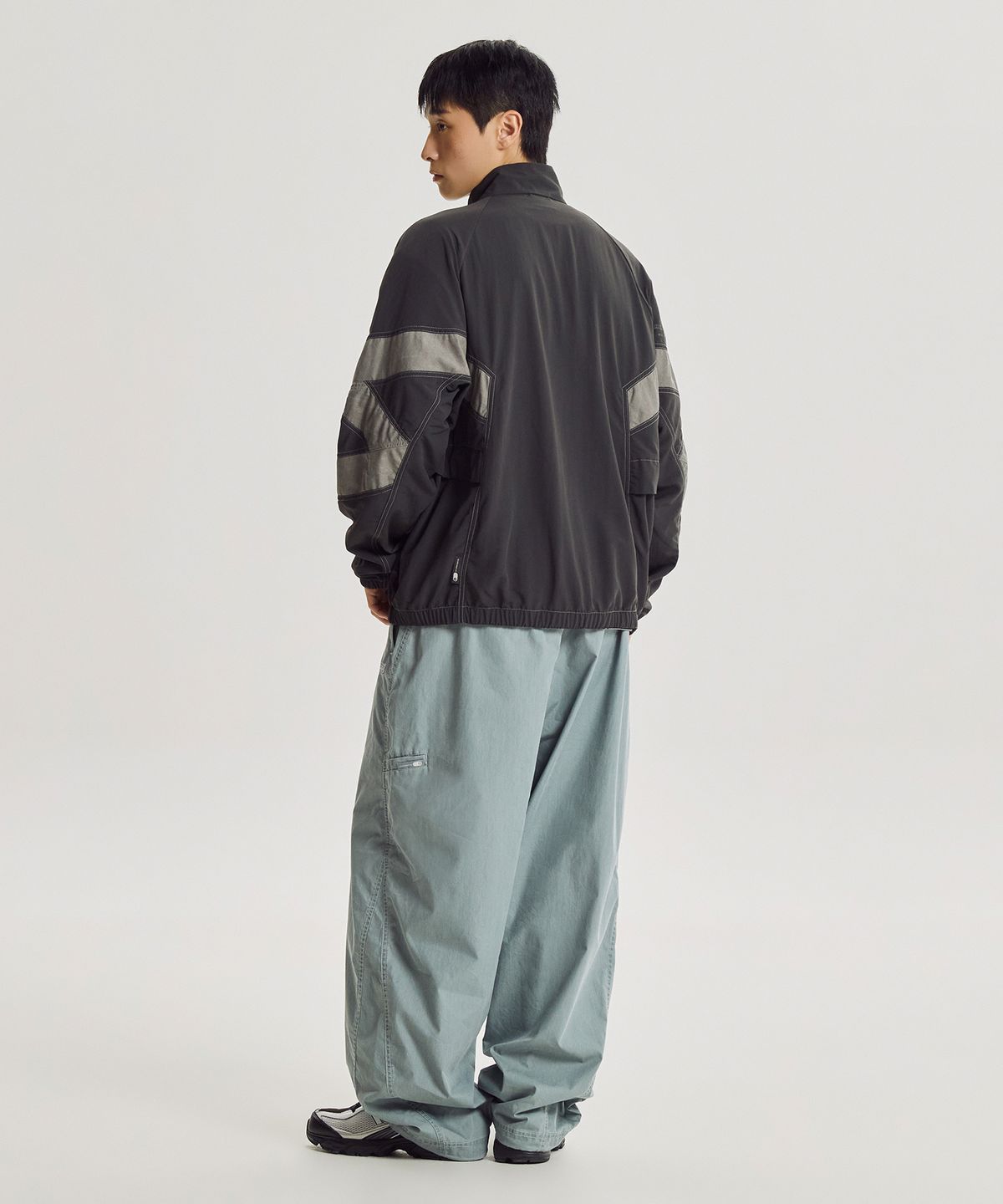 뉴발란스(NEW BALANCE) NBNAG31833 / UNI ESCAPE 스탠넥 웜업자켓 (CHARCOAL)
