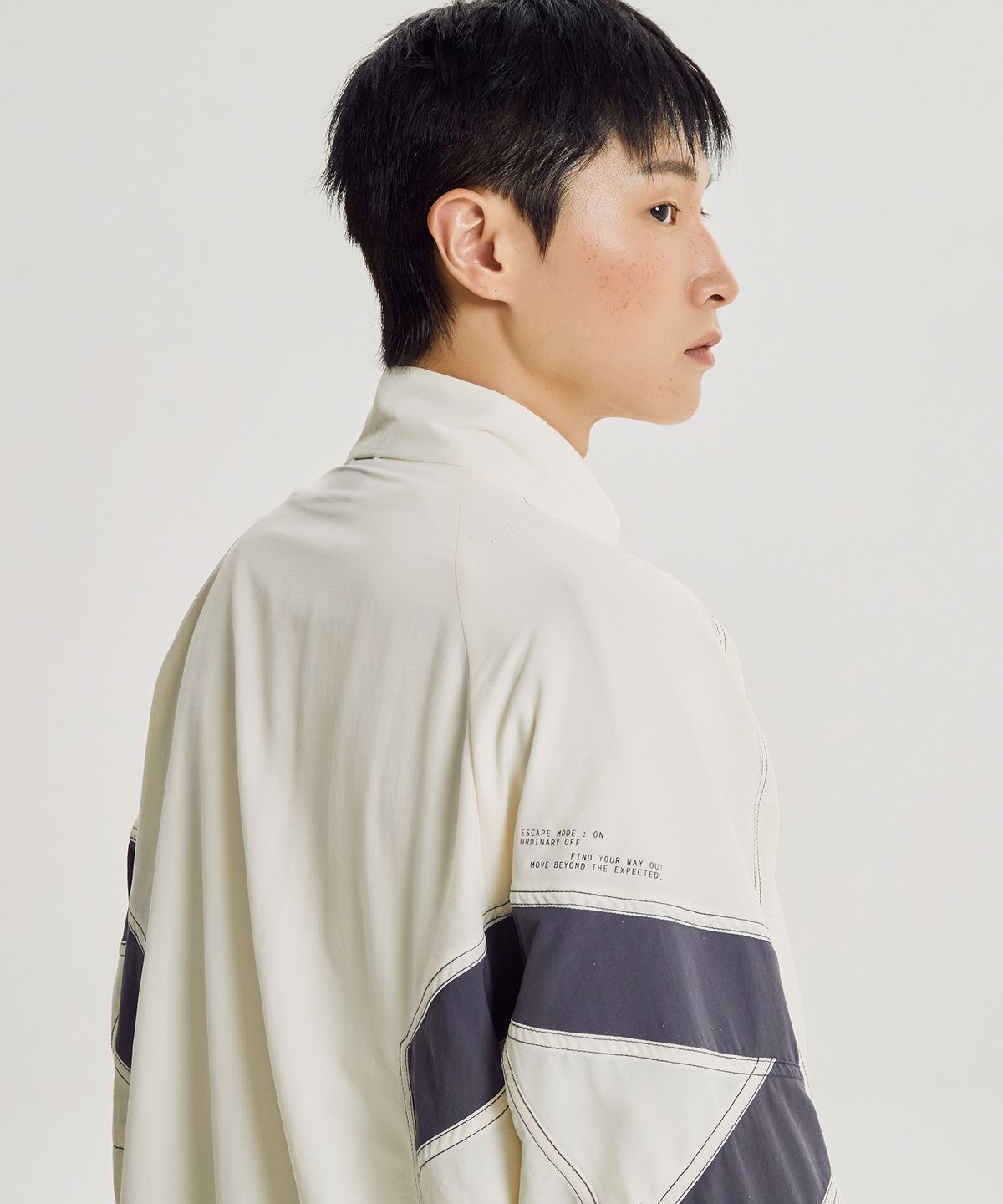 뉴발란스(NEW BALANCE) NBNAG31833 / UNI ESCAPE 스탠넥 웜업자켓 (IVORY)