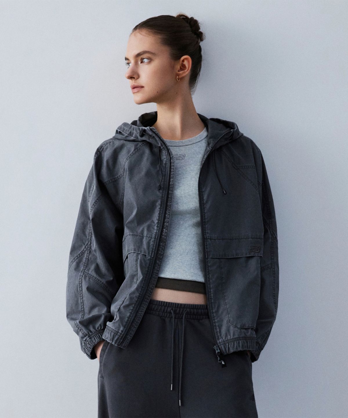 뉴발란스(NEW BALANCE) NBNAG3W832 / WOMEN ALLDAY 워시드 후드형 바람막이 (D/CHARCOAL)
