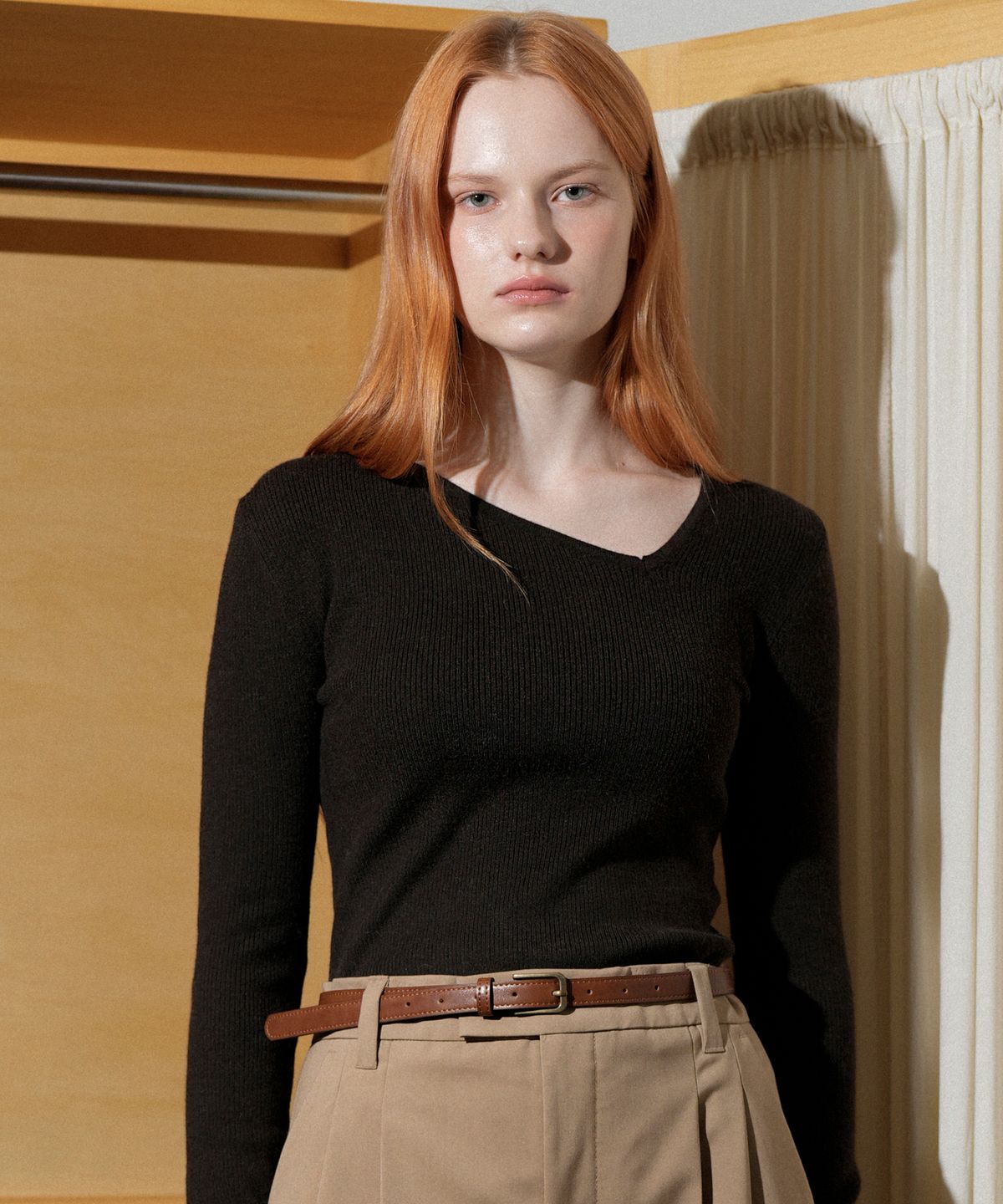블레티(VLETI) Diagonal Neck Line Ribbed Knit (Brown)