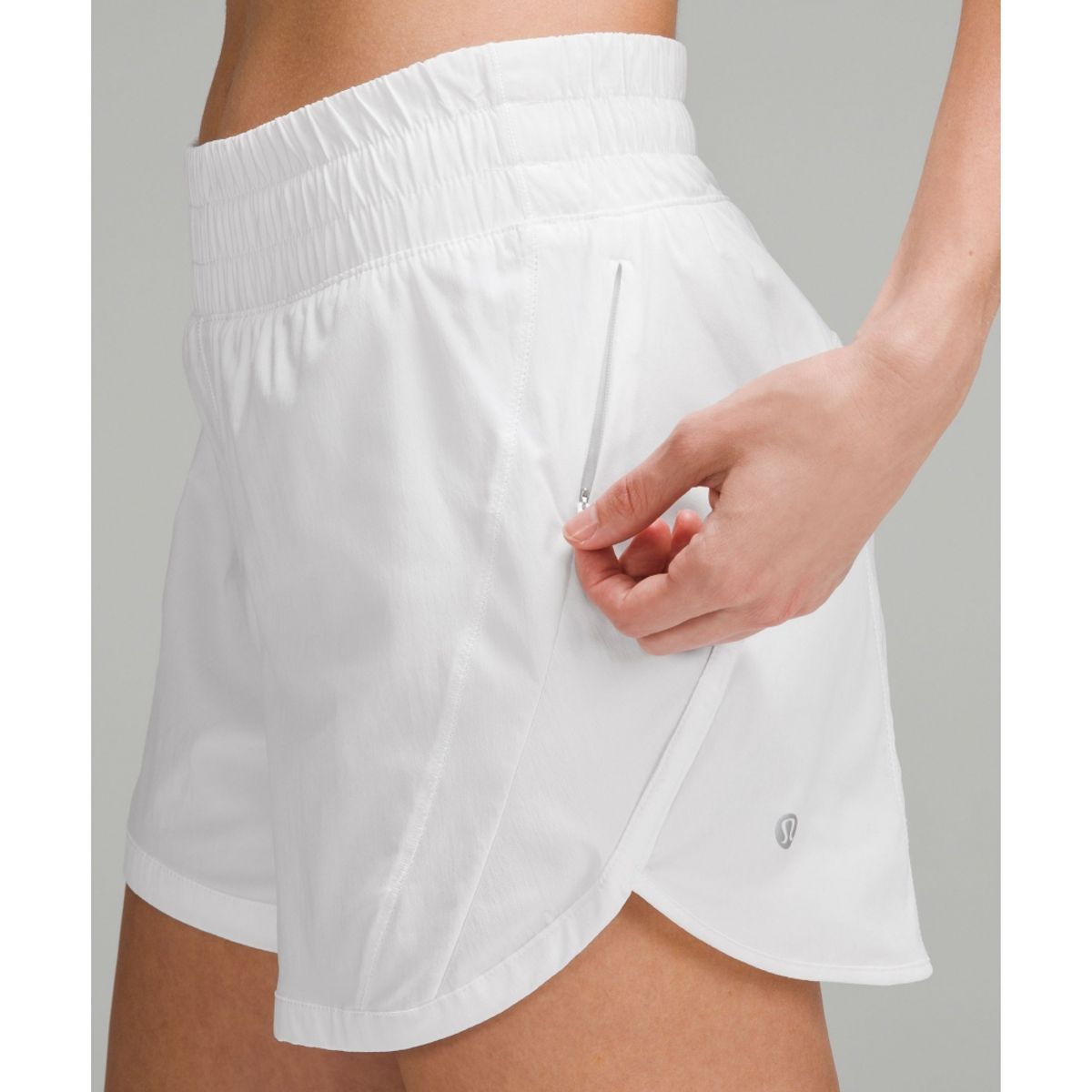 룰루레몬(LULULEMON) 트랙 댓 하이라이즈 라인드 쇼츠 5”  WHT