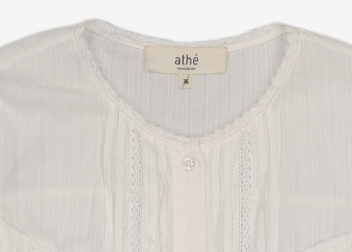 아떼 바네사브루노(ATHE VANESSABRUNO) 화이트 아일렛 자수 블라우스 (VLBL2B229WT) 85-160