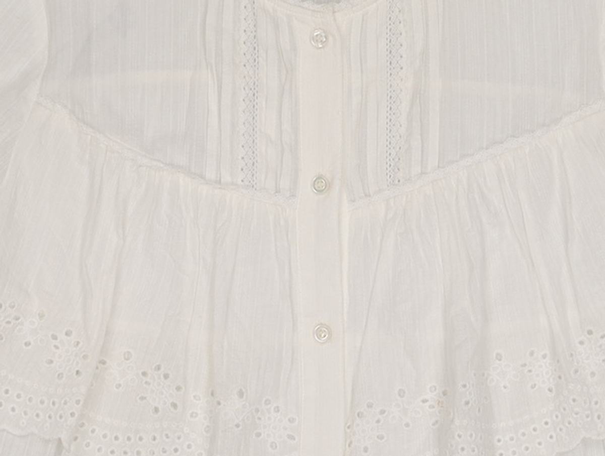 아떼 바네사브루노(ATHE VANESSABRUNO) 화이트 아일렛 자수 블라우스 (VLBL2B229WT) 85-160